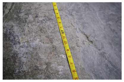 เตรียมพื้นก่อนปูกระเบื้องยาง ขั้นตอน 1 สำรวจพื้นเดิม