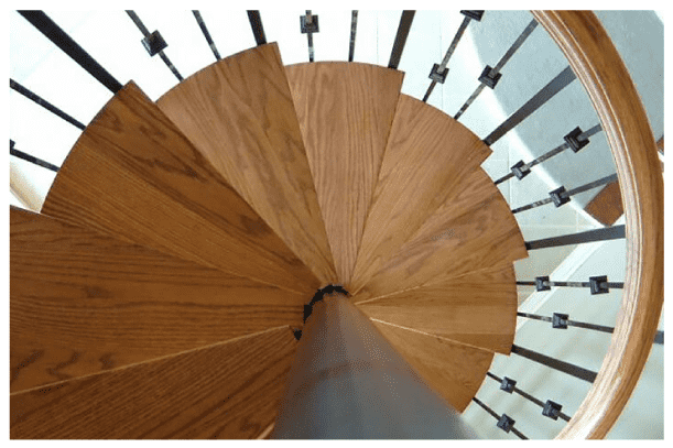 บันไดบ้านไม้แบบเกลียว สีน้ำตาลโทนเข้ม