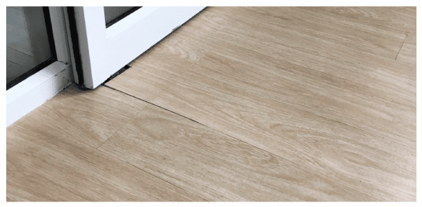 ข้อเสียของพื้นไวนิล พื้นเดิมก่อนปูจะต้องเรียบสนิท