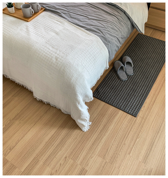 ตัวอย่าง พื้นลามิเนตลายไม้โอ๊ค ในห้องนอนให้บรรยากาศอบอุ่น