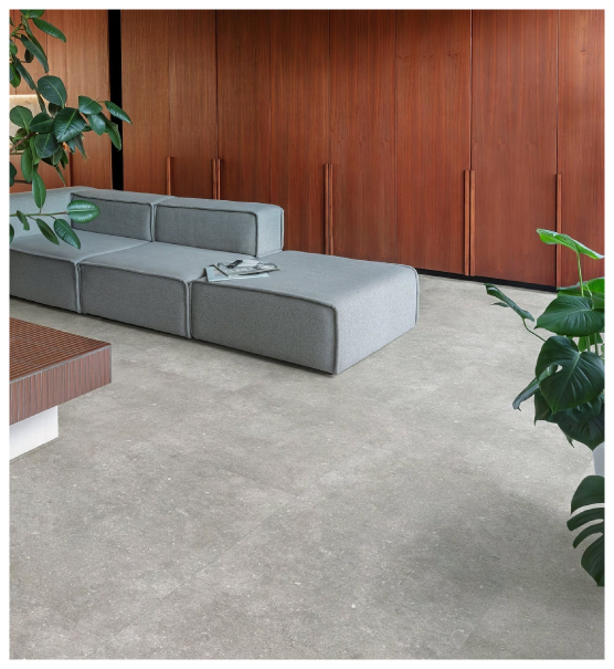 แต่งห้องนั่งเล่นสไตล์ลอฟท์ด้วยกระเบื้องยางลายปูน เข้ากับผนังไม้และโซฟา