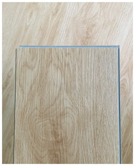 กระเบื้องยาง SPC ลายไม้โอ๊คสีอ่อน เห็นพื้นผิวและสันขอบสำหรับติดตั้ง