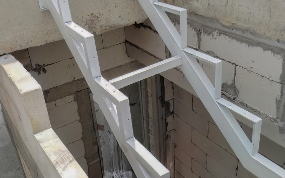 โครงสร้างบันไดเหล็กสีขาว