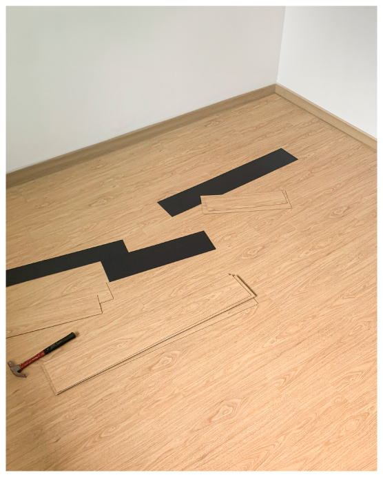 พื้นไวนิลลายไม้โอ๊คสีอ่อนระบบคลิ๊กล็อค กำลังติดตั้ง