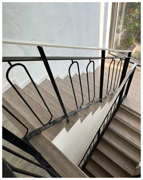 มุมสูงของบันไดสำเร็จรูปภายในบ้าน