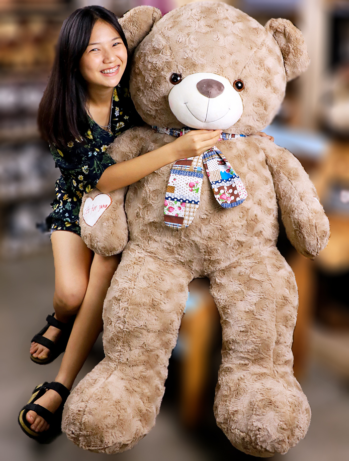 ตุ๊กตาหมีตัวใหญ่ ขนกุหลาบ ผูกผ้าพันคอ ที่แขนปัก Gift for you ขนาด 1.5 เมตร