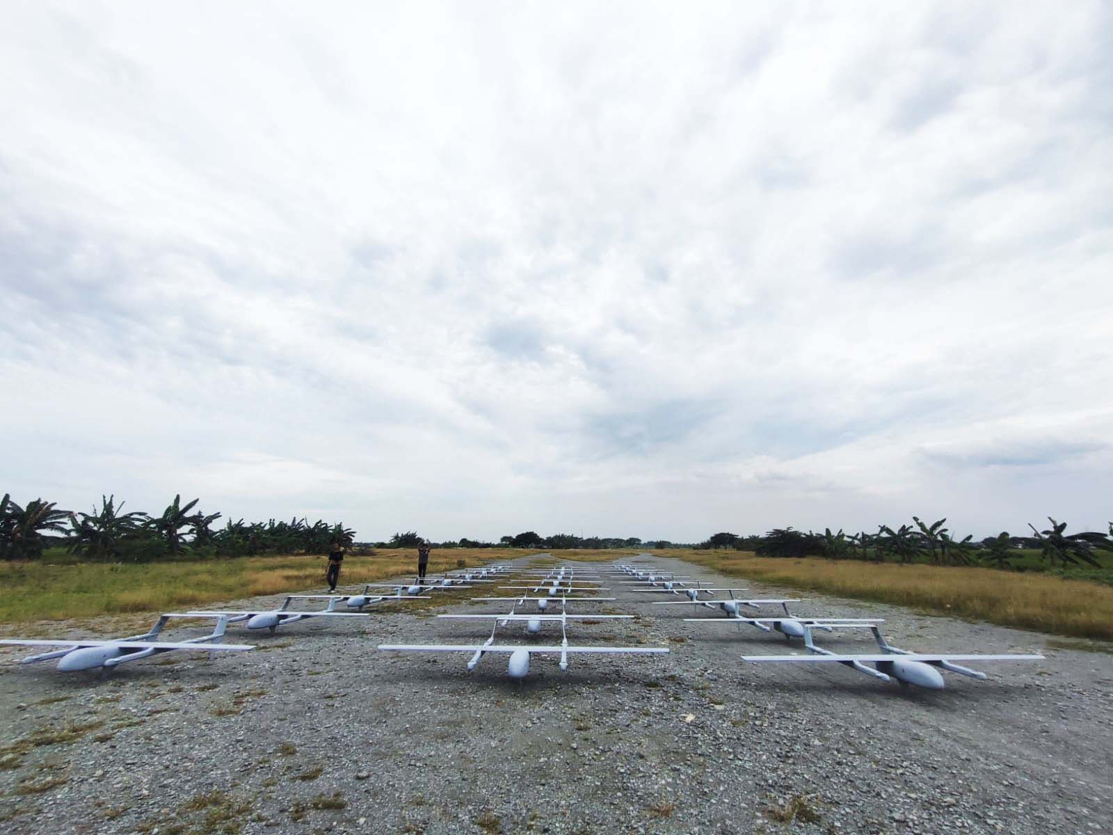 Front view of planes with clear skies in the field