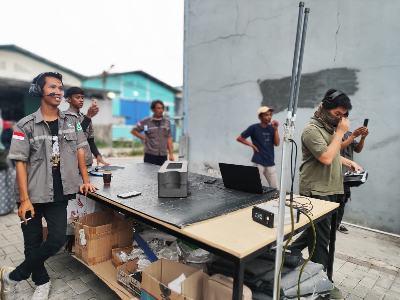 The mechanics on the workstation in horizontal view