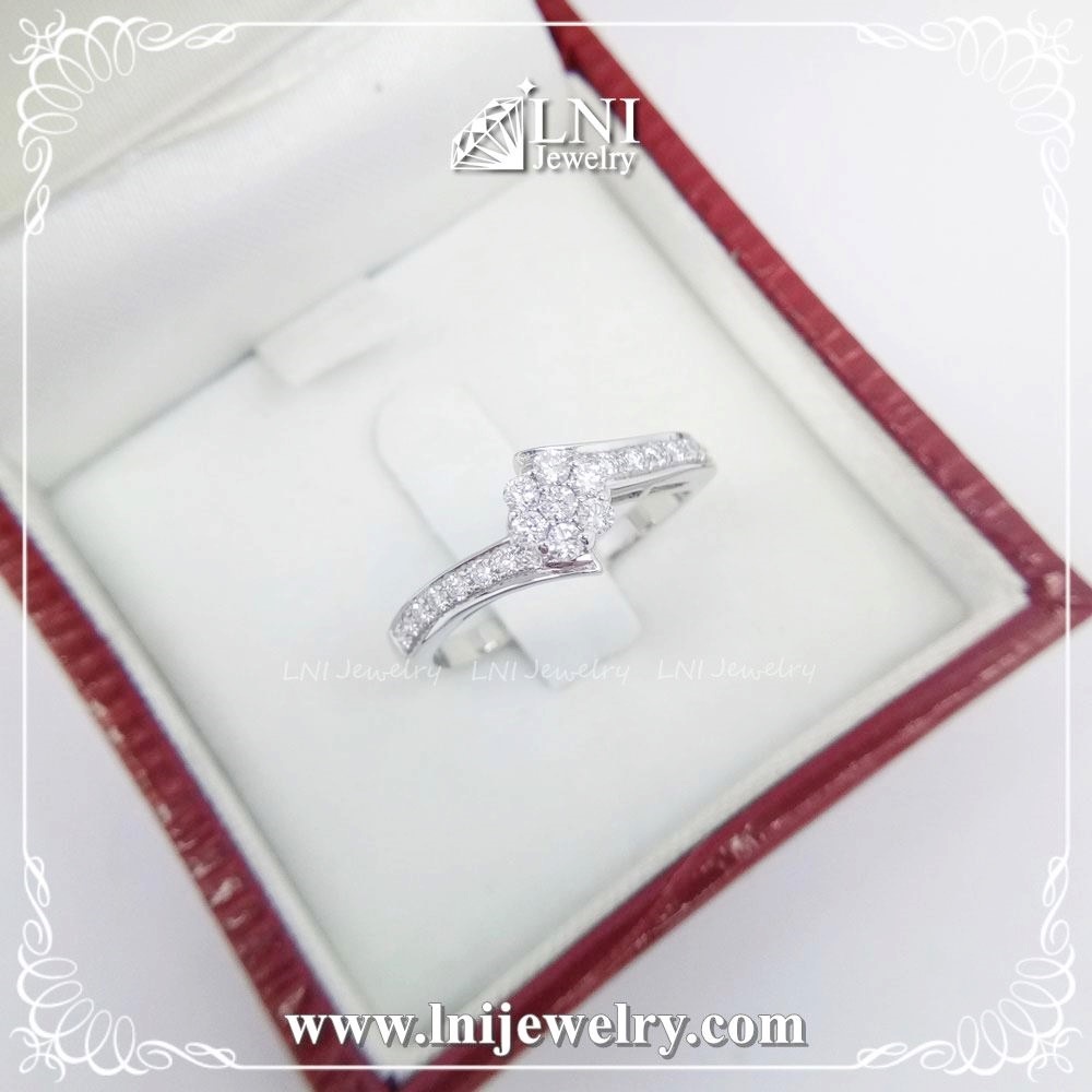 WD521 Halo Diamond Ring