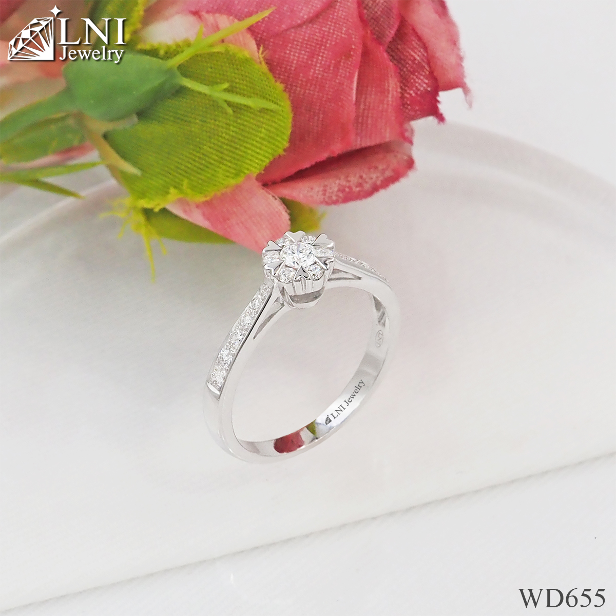 WD655 Halo Diamond Ring