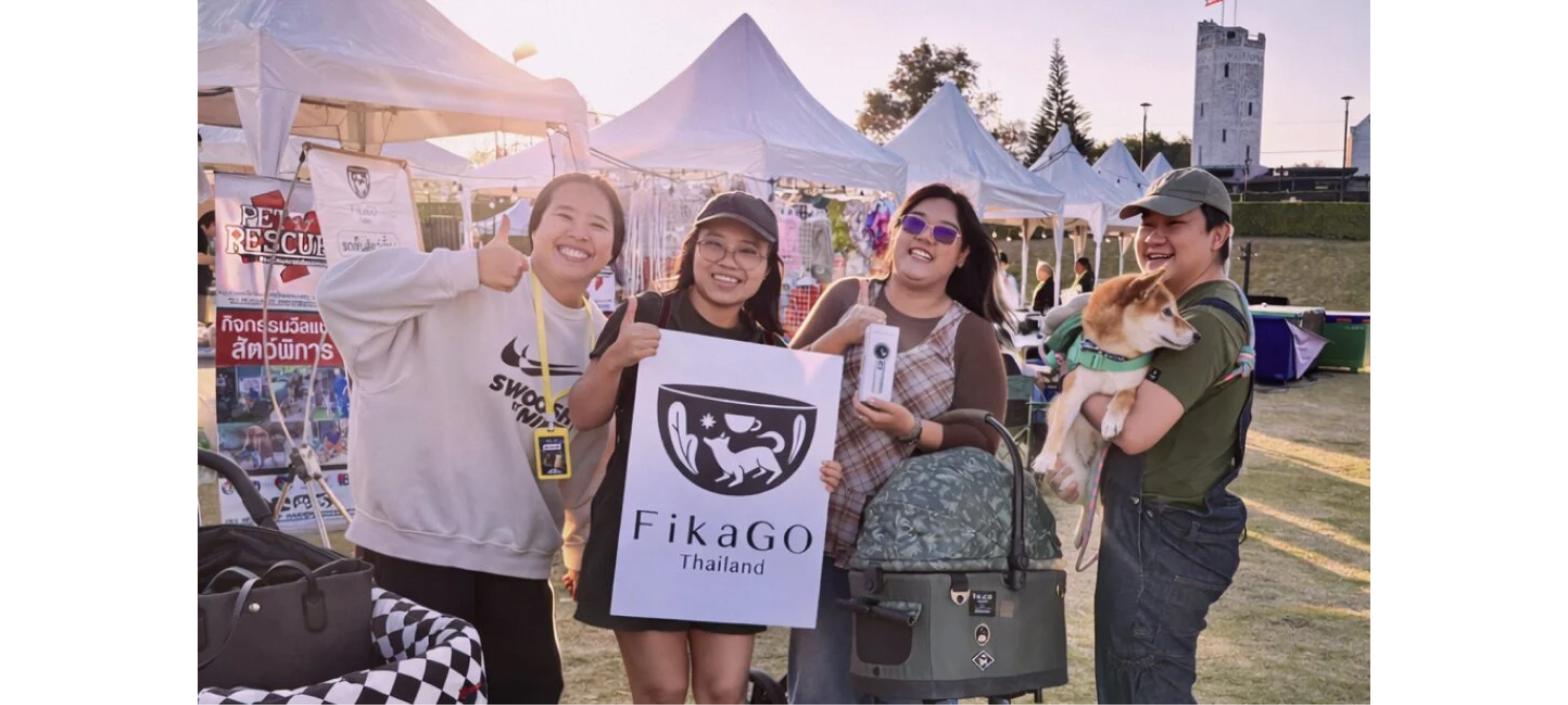 ผู้ร่วมงานถ่ายภาพกับป้าย FikaGO Thailand