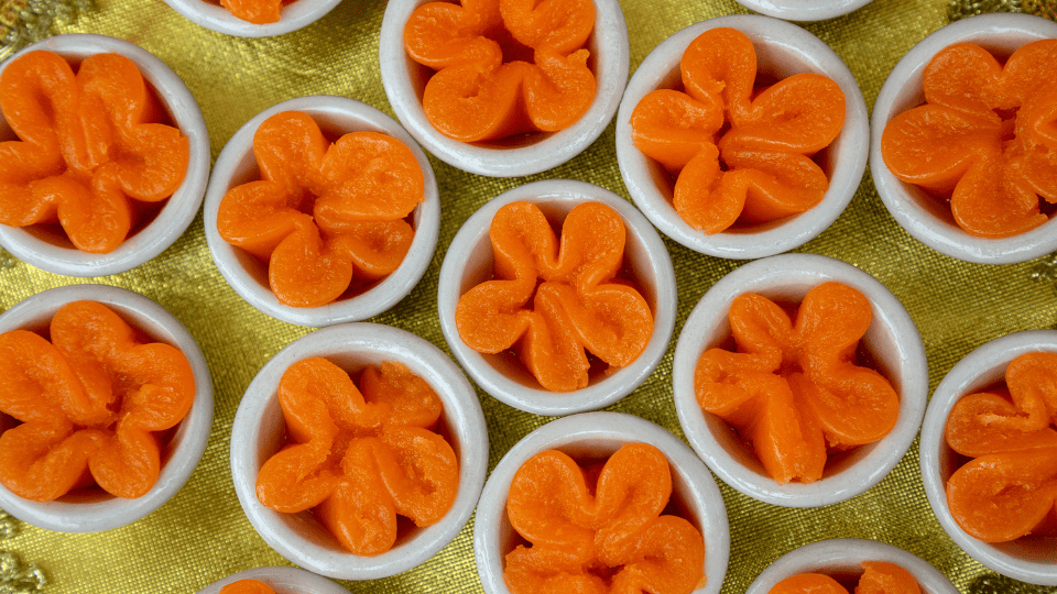 Thong Yip traditional Thai golden flower dessert