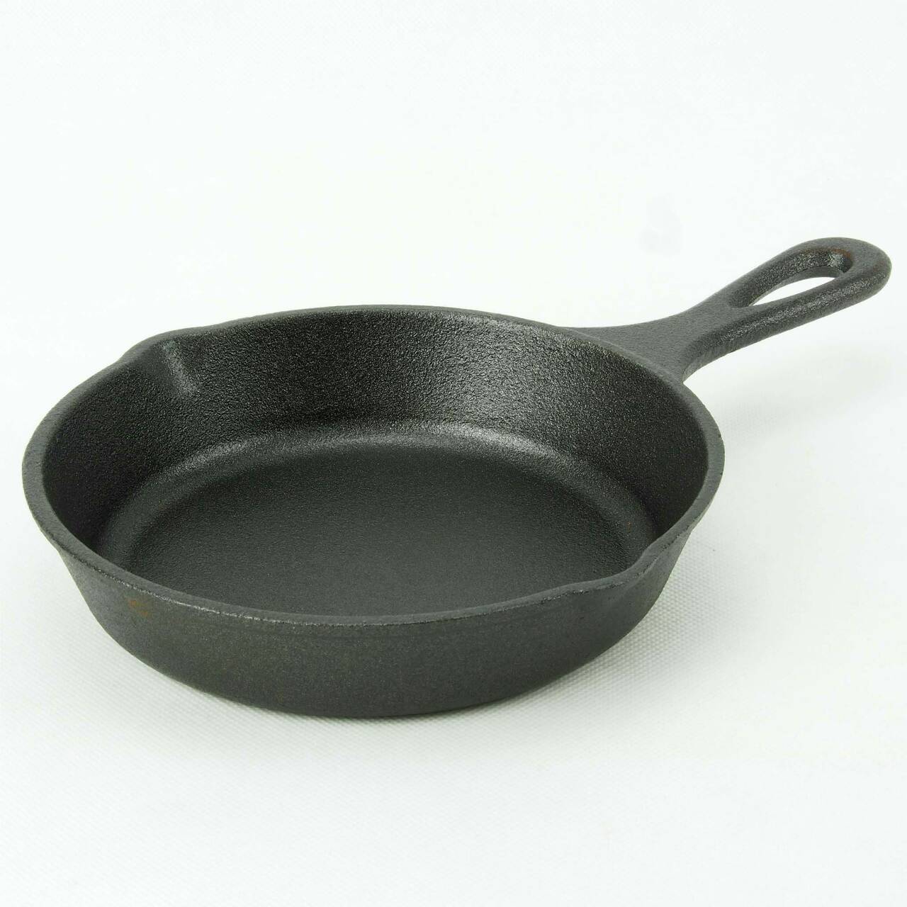 Round cast iron pan 16 cm.