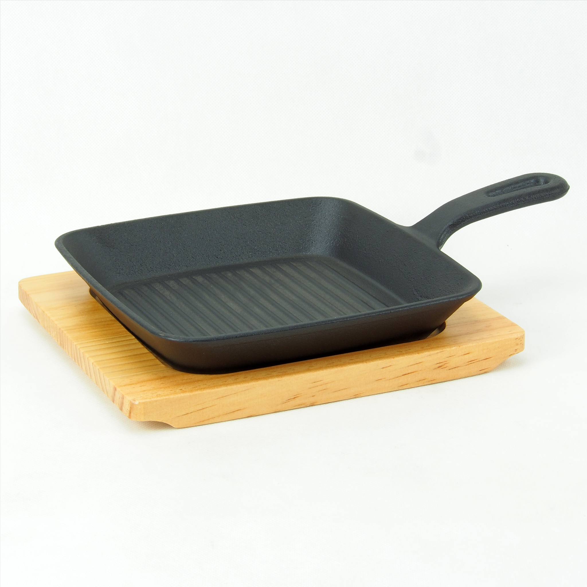 Cast iron pan 19.5x19.5 cm with wooden tray