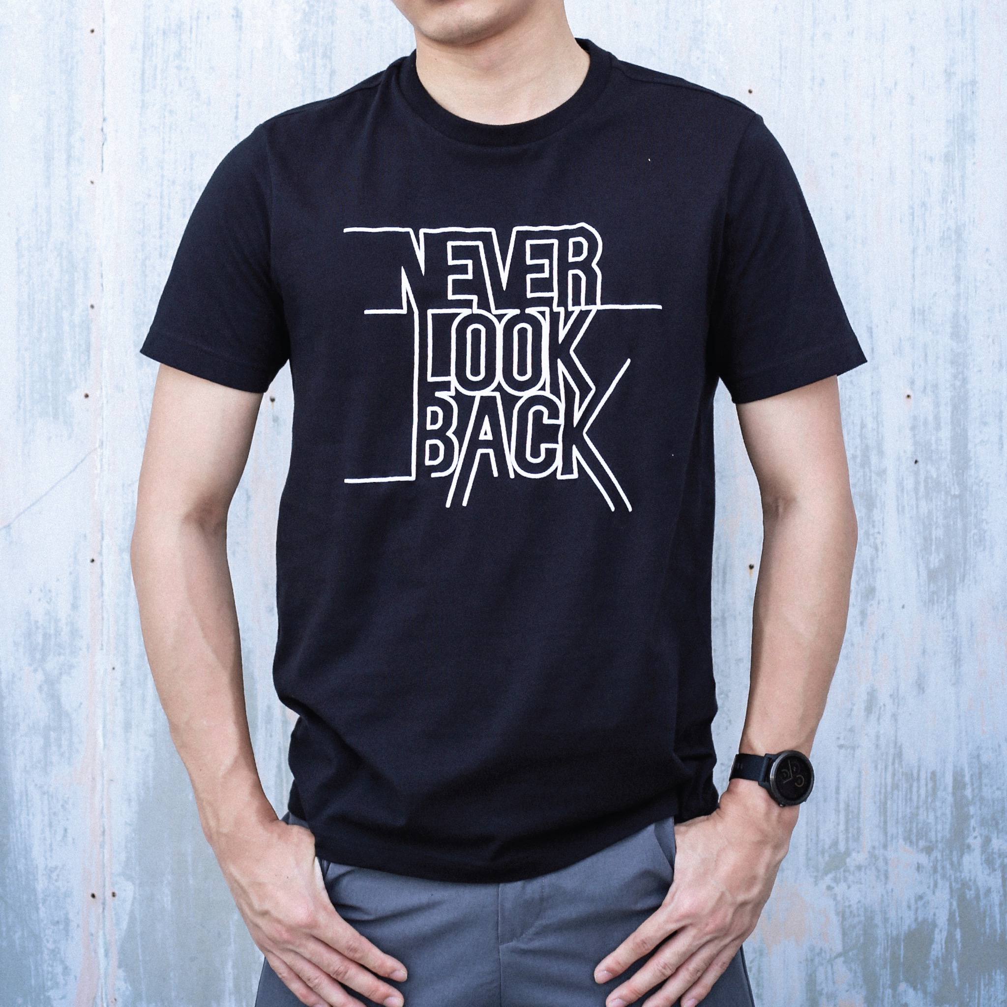 เสื้อยืดคอกลมสีดำ สกรีนลาย "Never look back" รหัส SCTK2