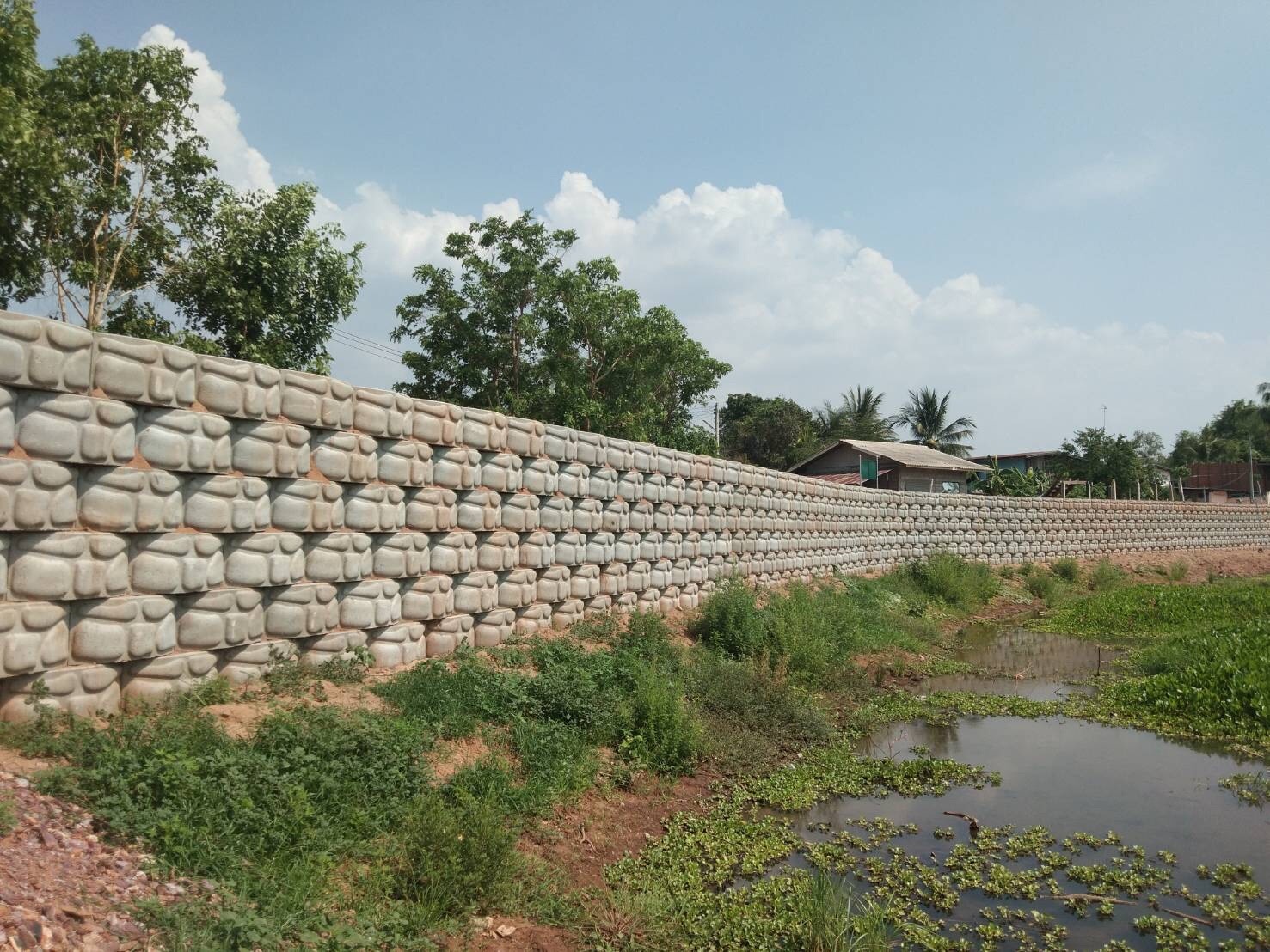 ผลงานการใช้บล็อกกำแพงกันดิน (ขนาดใหญ่) โครงการก่อสร้างกำเเพงกันดินป้องกันตลิ่งคลองตรอน 