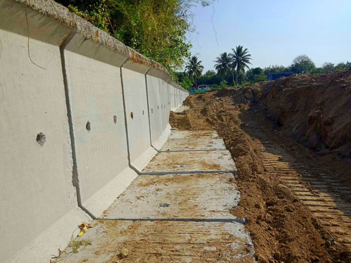 ผลงานการติดตั้ง กำแพงกันสำเร็จรูปพร้อมฐานแผ่ Retaining Wall L Series