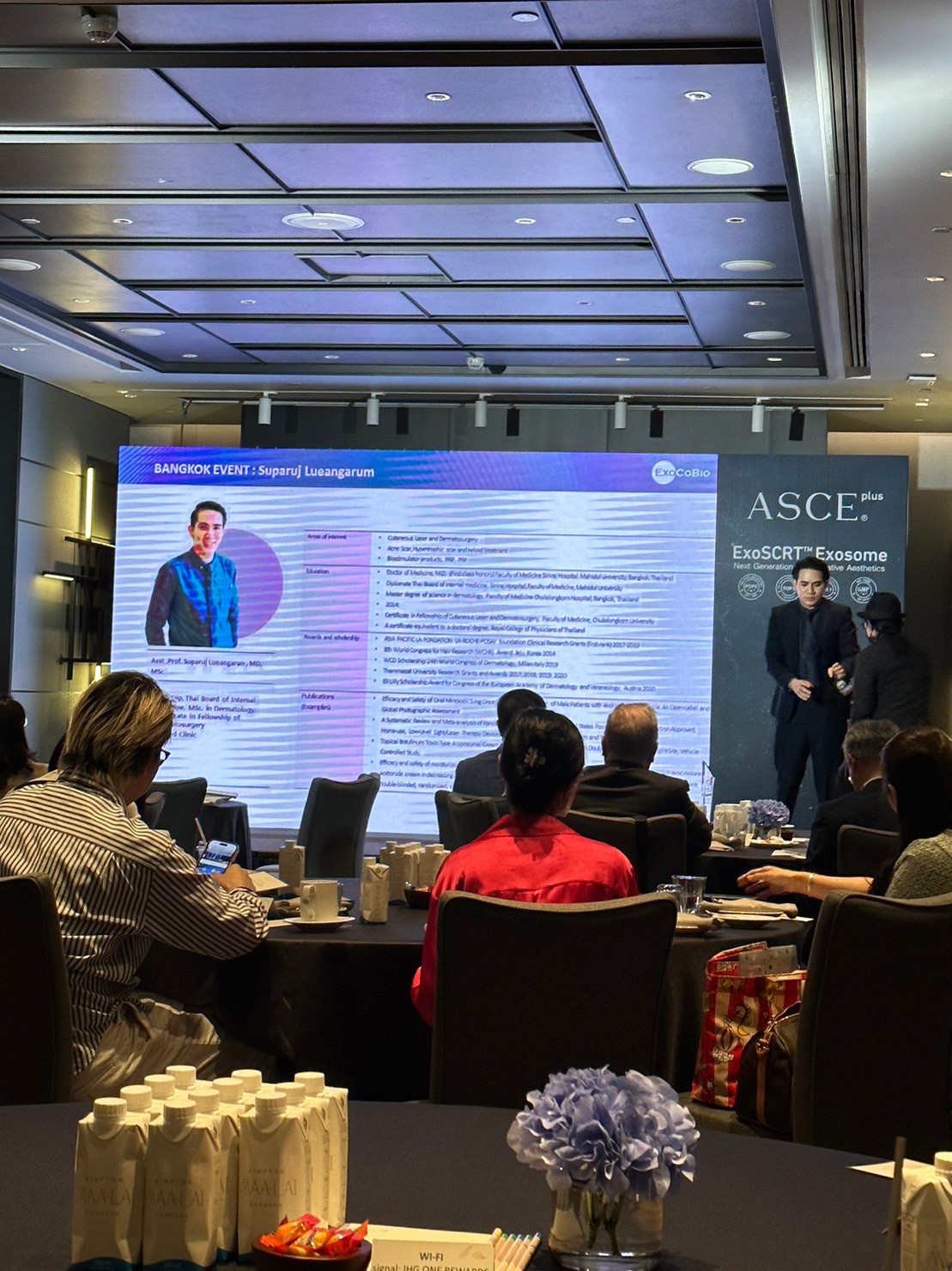 ผศ.นพ. ศุภะรุจ เลื่องอรุณ (หมอรุจ) ได้รับเชิญเป็นวิทยากร แชร์เทคนิคๆการดูแลหลุมสิว แผลเป็น ผมร่วงผมบางด้วยการใช้ Exosomes ในงานสัมมนา The Aesthetic Secret of Exosome based on Scientific Data ผศ.นพ. ศุภะรุจ เลื่องอรุณ (หมอรุจ) ได้รับเชิญเป็นวิทยากร แชร์เทคนิคๆการดูแลหลุมสิว แผลเป็น ผมร่วงผมบางด้วยการใช้ Exosomes ในงานสัมมนา The Aesthetic Secret of Exosome based on Scientific Data