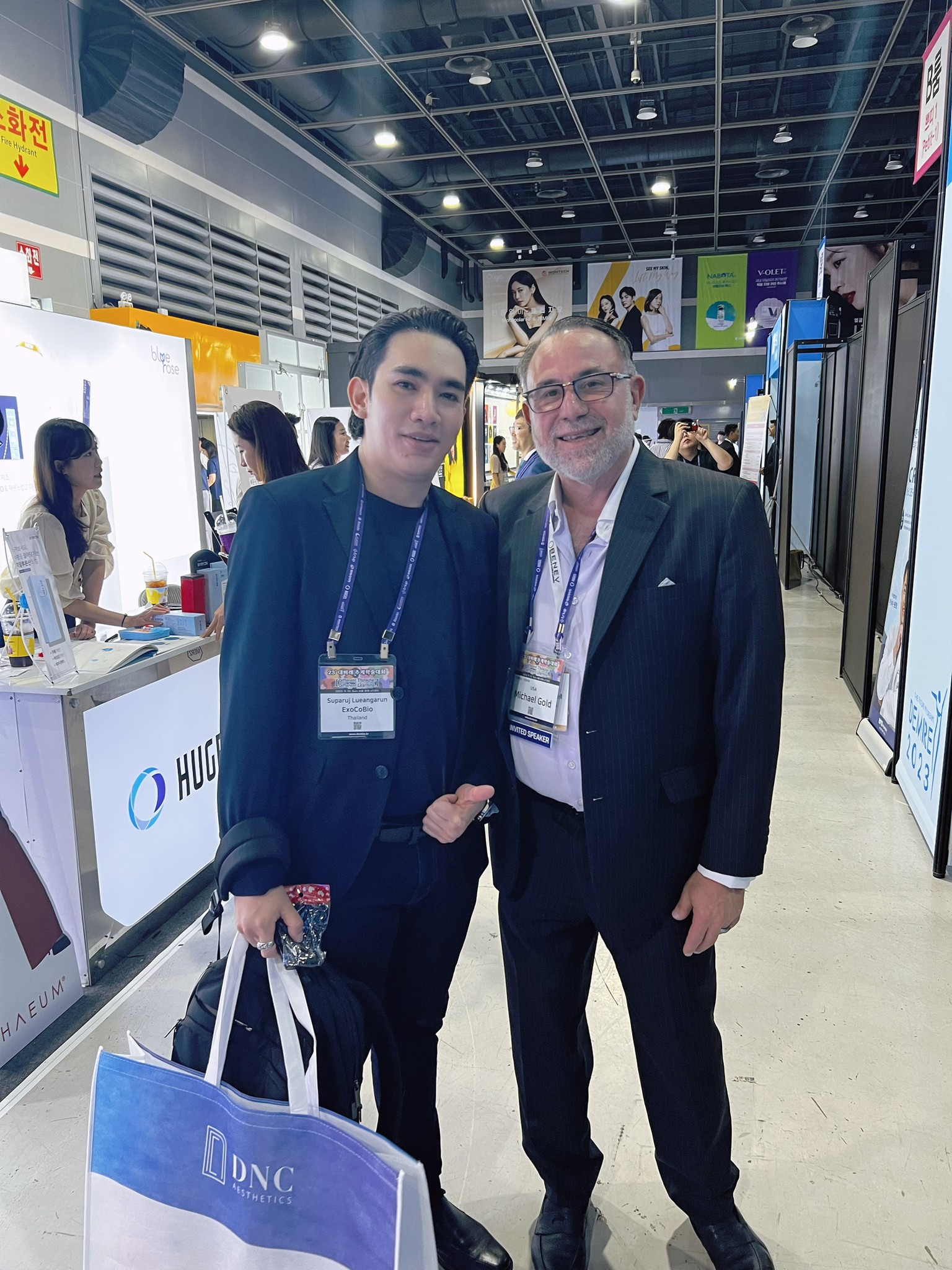 ผู้ช่วยศาสตราจารย์ นายแพทย์ ศุภะรุจ เลื่องอรุณ (หมอรุจ) ได้รับเกียรติร่วมบรรยาย Clinical Aplication of Exosomes และได้รับรางวัล CLINICAL CASE Award ผู้ช่วยศาสตราจารย์ นายแพทย์ ศุภะรุจ เลื่องอรุณ (หมอรุจ) ได้รับเกียรติร่วมบรรยาย Clinical Aplication of Exosomes และได้รับรางวัล CLINICAL CASE Award