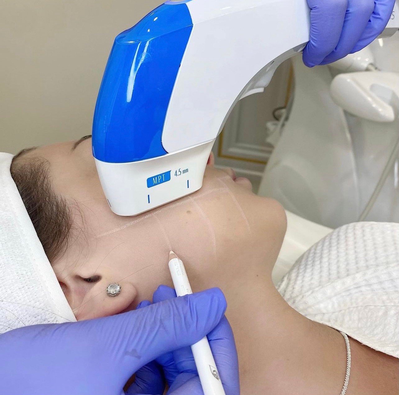 แนะนำนวัตกรรม ดูแลยกกระชับผิวใบหน้า แบบไม่เจ็บ ไม่ต้องพักหน้า ด้วย: Ultraformer MPT พิเศษช่วงแนะนำ ดูแลด้วย เทคนิคเฉพาะของหมอรุจครับ Ultraformer MPT + เสริมด้วย ALTRA SMAZ + Ultraboosst Exosomes แนะนำนวัตกรรม ดูแลยกกระชับผิวใบหน้า แบบไม่เจ็บ ไม่ต้องพักหน้า ด้วย: Ultraformer MPT พิเศษช่วงแนะนำ ดูแลด้วย เทคนิคเฉพาะของหมอรุจครับ Ultraformer MPT + เสริมด้วย ALTRA SMAZ + Ultraboosst Exosomes