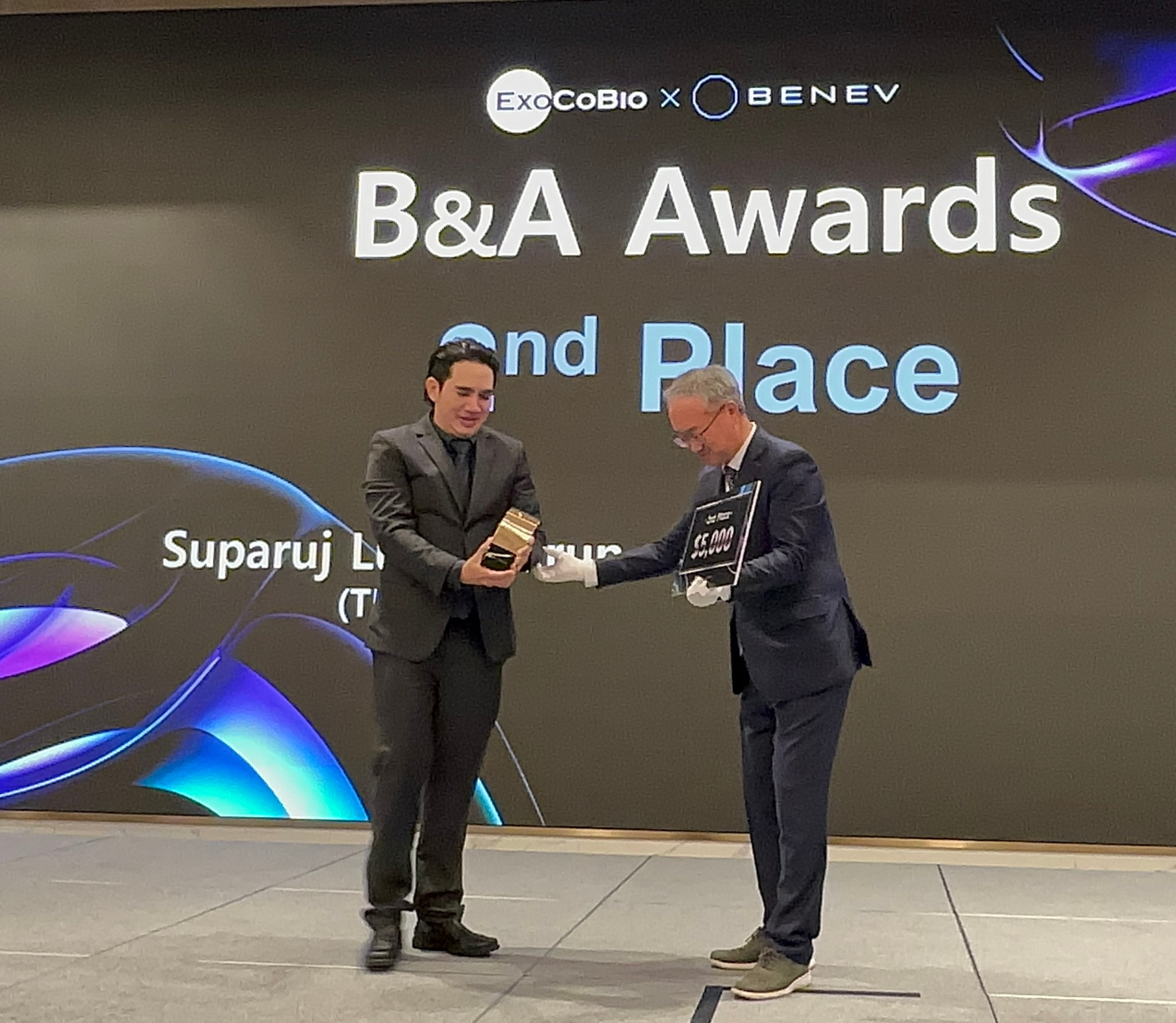 ผู้ช่วยศาสตราจารย์ นายแพทย์ ศุภะรุจ เลื่องอรุณ (หมอรุจ) ได้รับเกียรติร่วมบรรยาย Clinical Aplication of Exosomes และได้รับรางวัล CLINICAL CASE Award ผู้ช่วยศาสตราจารย์ นายแพทย์ ศุภะรุจ เลื่องอรุณ (หมอรุจ) ได้รับเกียรติร่วมบรรยาย Clinical Aplication of Exosomes และได้รับรางวัล CLINICAL CASE Award