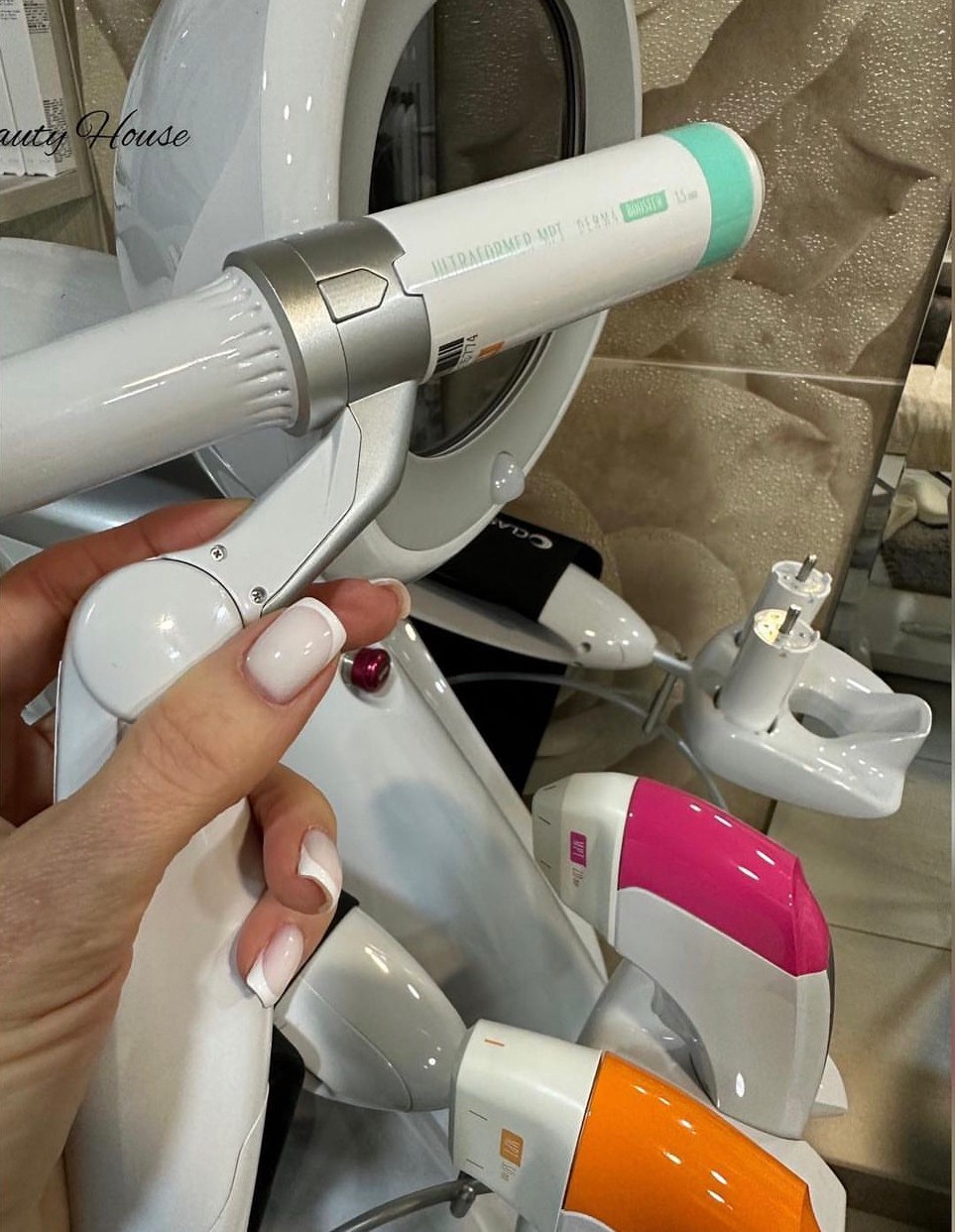 แนะนำนวัตกรรม Ultraformer MPT UltraBooster Pen-type Circular Headpiece สำหรับงานผิว (Ultraformer MPT Ultraboost Mode for Skin Tighthening & Brightening)  แนะนำนวัตกรรม Ultraformer MPT UltraBooster Pen-type Circular Headpiece สำหรับงานผิว (Ultraformer MPT Ultraboost Mode for Skin Tighthening & Brightening)