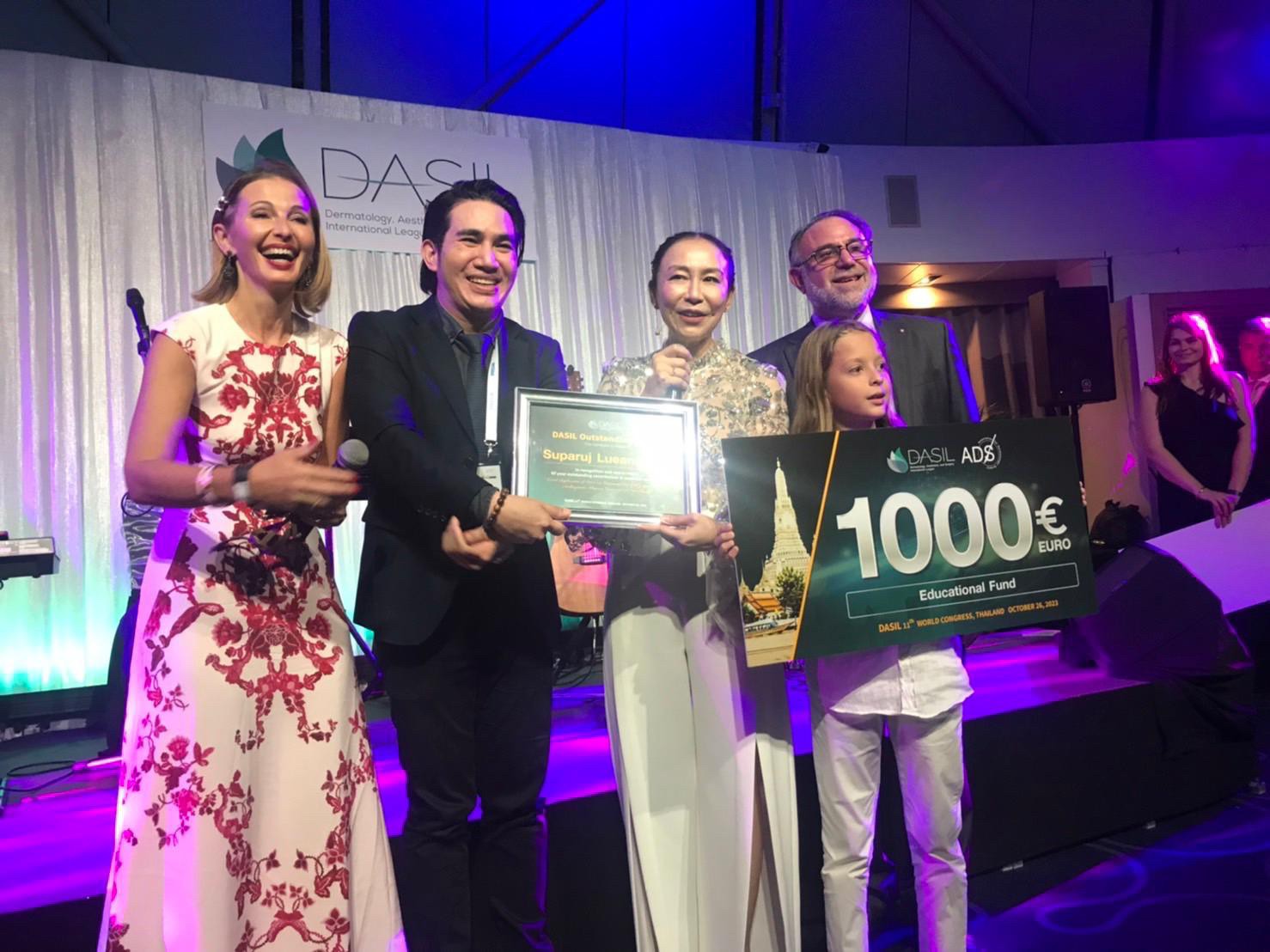 ผศ.นพ. ศุภะรุจ เลื่องอรุณ (หมอรุจ) ได้รับรางวัล DASIL Outstanding Award และ ได้รับเกียรติรับเชิญเป็นวิทยากร ในการประชุมแพทย์ผิวหนังระดับนานาชาติ DASIL 2023 Bangkok (Dermatology, Aesthetics, and Surgery International League) ผศ.นพ. ศุภะรุจ เลื่องอรุณ (หมอรุจ) ได้รับรางวัล DASIL Outstanding Award และ ได้รับเกียรติรับเชิญเป็นวิทยากร ในการประชุมแพทย์ผิวหนังระดับนานาชาติ DASIL 2023 Bangkok (Dermatology, Aesthetics, and Surgery International League)