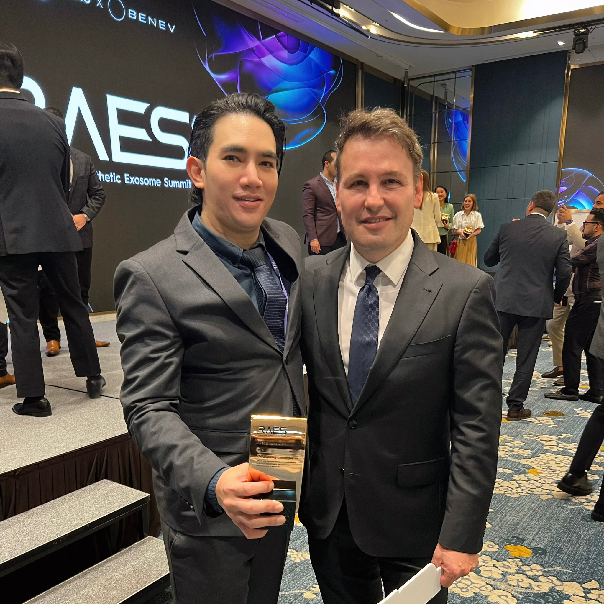 ผู้ช่วยศาสตราจารย์ นายแพทย์ ศุภะรุจ เลื่องอรุณ (หมอรุจ) ได้รับเกียรติร่วมบรรยาย Clinical Aplication of Exosomes และได้รับรางวัล CLINICAL CASE Award ผู้ช่วยศาสตราจารย์ นายแพทย์ ศุภะรุจ เลื่องอรุณ (หมอรุจ) ได้รับเกียรติร่วมบรรยาย Clinical Aplication of Exosomes และได้รับรางวัล CLINICAL CASE Award