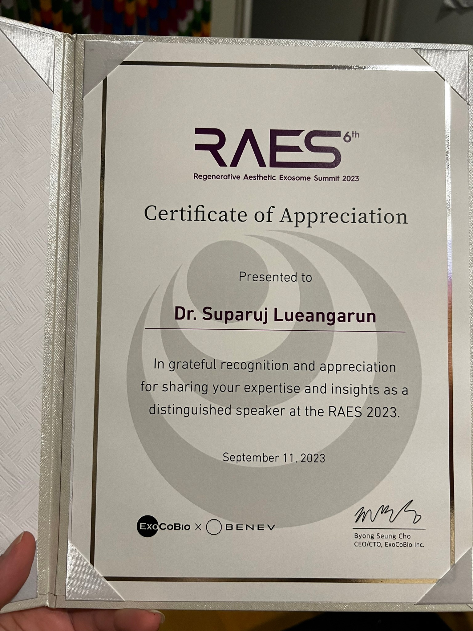 ผู้ช่วยศาสตราจารย์ นายแพทย์ ศุภะรุจ เลื่องอรุณ (หมอรุจ) ได้รับเกียรติร่วมบรรยาย Clinical Aplication of Exosomes และได้รับรางวัล CLINICAL CASE Award ผู้ช่วยศาสตราจารย์ นายแพทย์ ศุภะรุจ เลื่องอรุณ (หมอรุจ) ได้รับเกียรติร่วมบรรยาย Clinical Aplication of Exosomes และได้รับรางวัล CLINICAL CASE Award