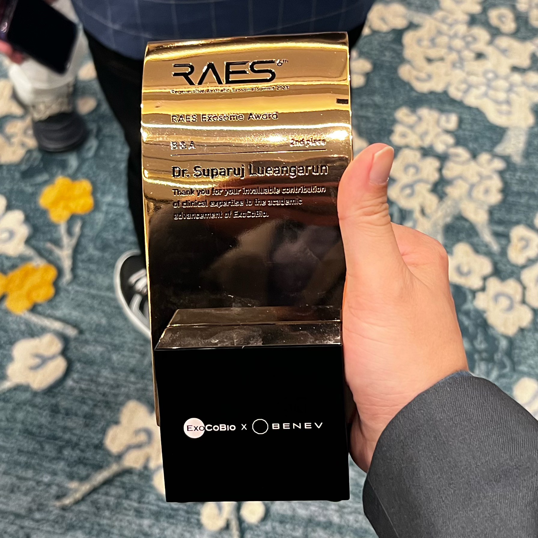 ผู้ช่วยศาสตราจารย์ นายแพทย์ ศุภะรุจ เลื่องอรุณ (หมอรุจ) ได้รับเกียรติร่วมบรรยาย Clinical Aplication of Exosomes และได้รับรางวัล CLINICAL CASE Award ผู้ช่วยศาสตราจารย์ นายแพทย์ ศุภะรุจ เลื่องอรุณ (หมอรุจ) ได้รับเกียรติร่วมบรรยาย Clinical Aplication of Exosomes และได้รับรางวัล CLINICAL CASE Award