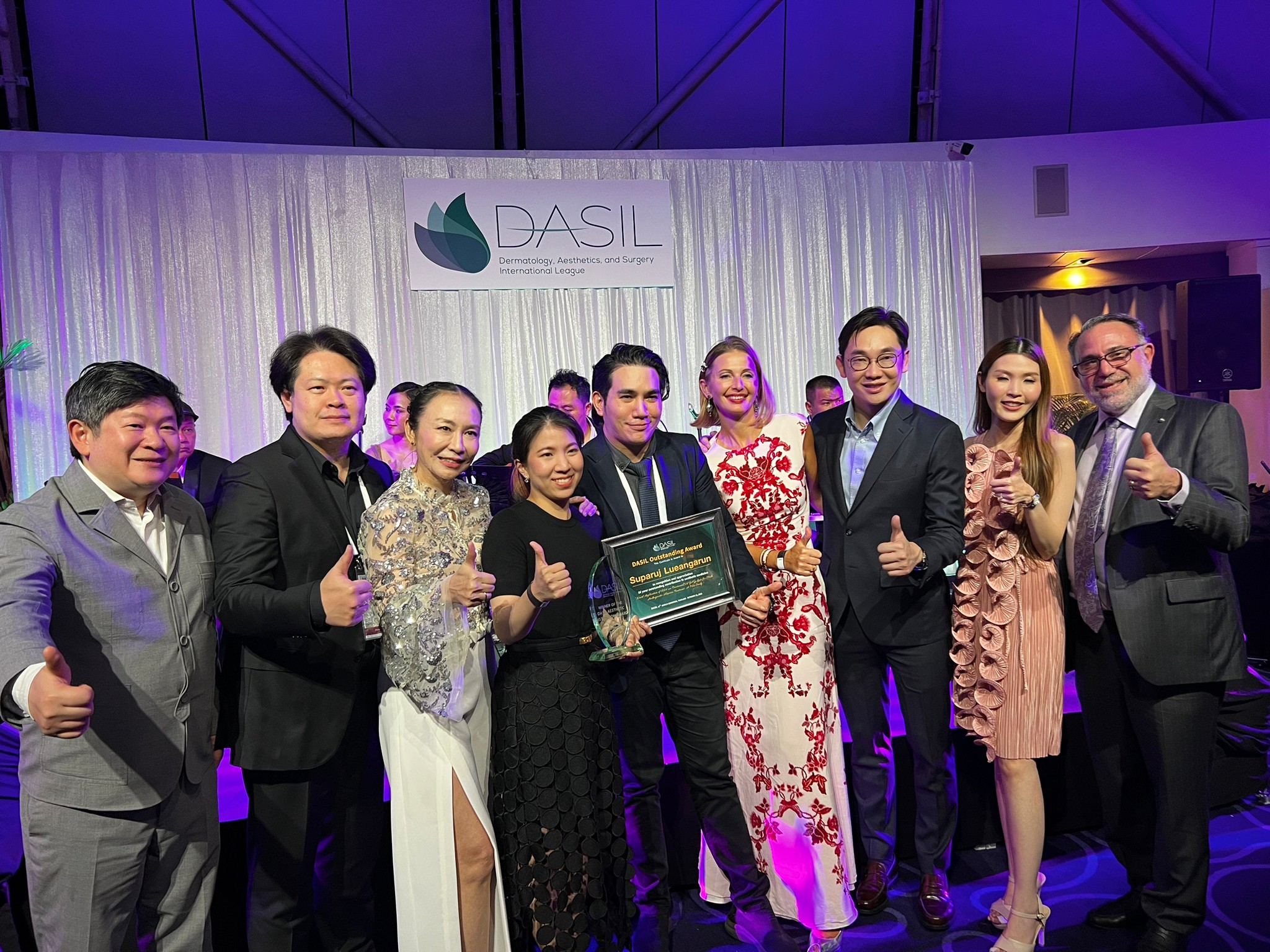 ผศ.นพ. ศุภะรุจ เลื่องอรุณ (หมอรุจ) ได้รับรางวัล DASIL Outstanding Award และ ได้รับเกียรติรับเชิญเป็นวิทยากร ในการประชุมแพทย์ผิวหนังระดับนานาชาติ DASIL 2023 Bangkok (Dermatology, Aesthetics, and Surgery International League) ผศ.นพ. ศุภะรุจ เลื่องอรุณ (หมอรุจ) ได้รับรางวัล DASIL Outstanding Award และ ได้รับเกียรติรับเชิญเป็นวิทยากร ในการประชุมแพทย์ผิวหนังระดับนานาชาติ DASIL 2023 Bangkok (Dermatology, Aesthetics, and Surgery International League)