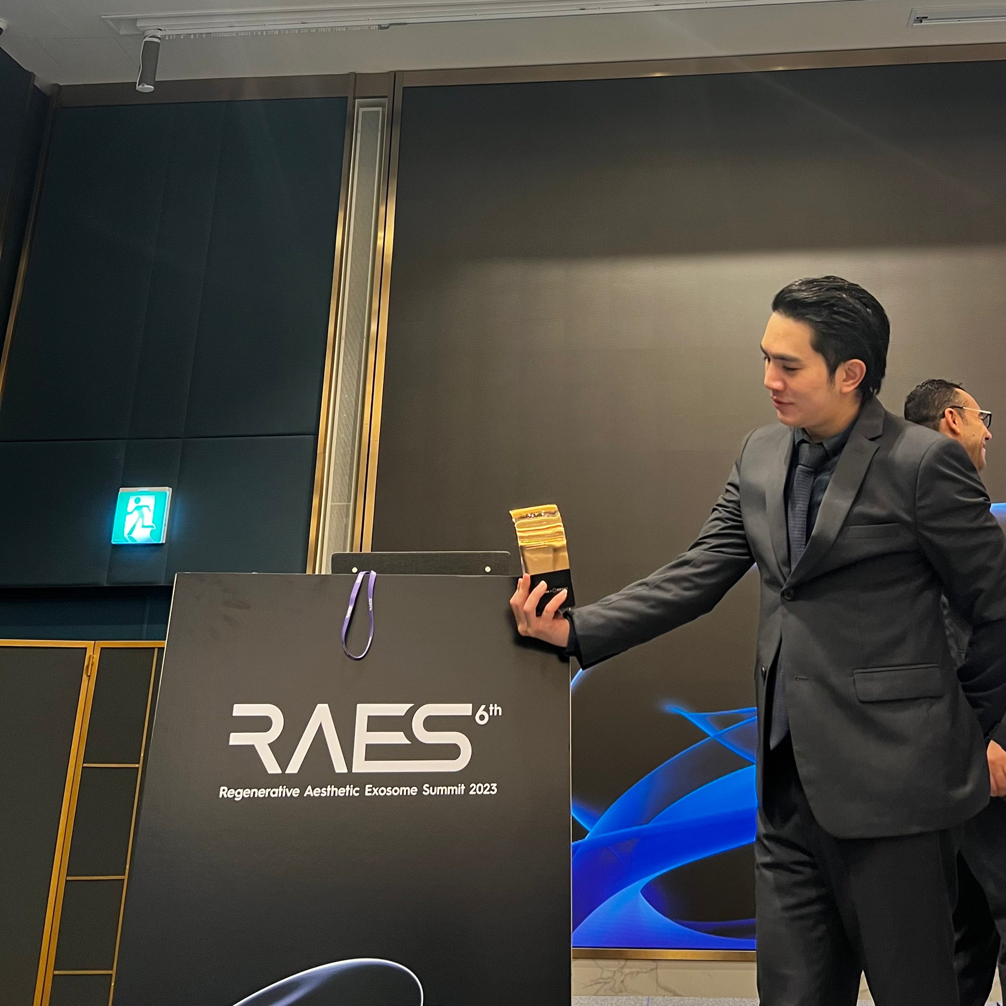 ผู้ช่วยศาสตราจารย์ นายแพทย์ ศุภะรุจ เลื่องอรุณ (หมอรุจ) ได้รับเกียรติร่วมบรรยาย Clinical Aplication of Exosomes และได้รับรางวัล CLINICAL CASE Award ผู้ช่วยศาสตราจารย์ นายแพทย์ ศุภะรุจ เลื่องอรุณ (หมอรุจ) ได้รับเกียรติร่วมบรรยาย Clinical Aplication of Exosomes และได้รับรางวัล CLINICAL CASE Award