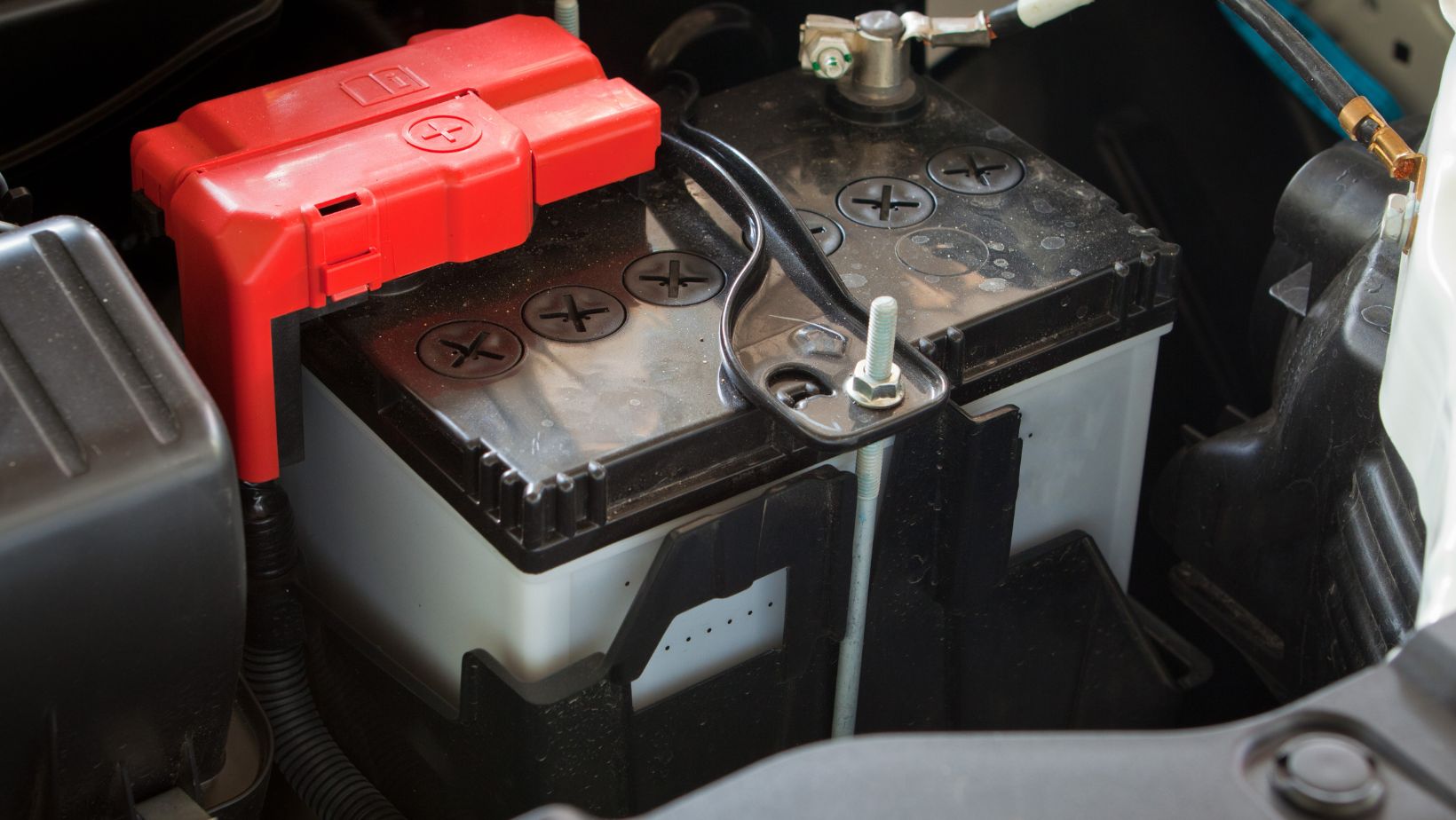 แบตเตอรี่ ชิ้นส่วนรถยนต์ ที่มีความสำคัญควรตรวจเช็คให้ดี