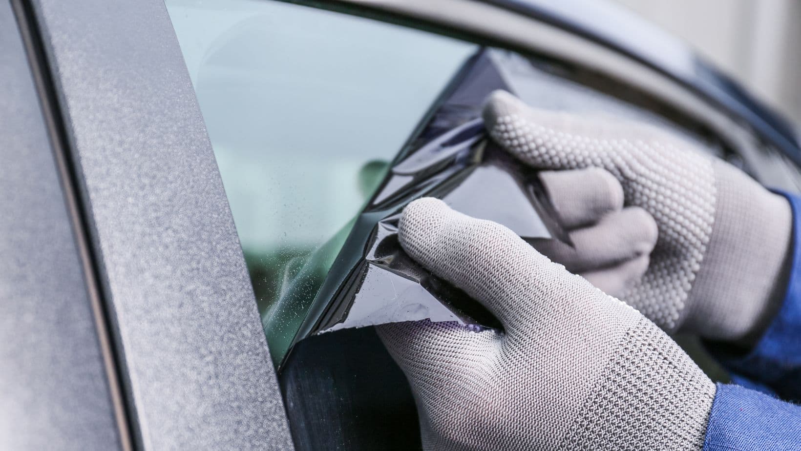 การติดฟิล์มกรองแสง อีกหนึ่งวิธีดูแลรถยนต์ในหน้าร้อนที่ดี