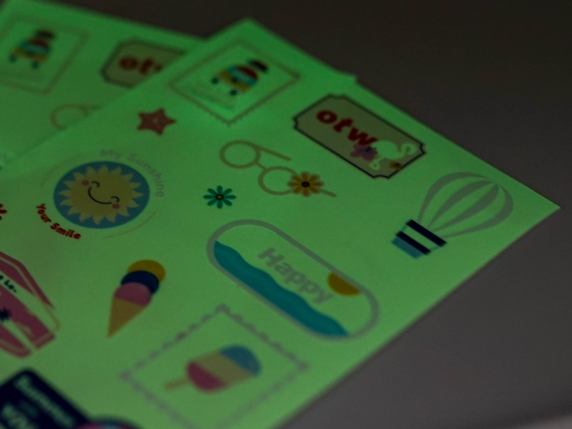 ร้านรับผลิตสติ๊กเกอร์เรืองแสง ออกแบบลายเองได้