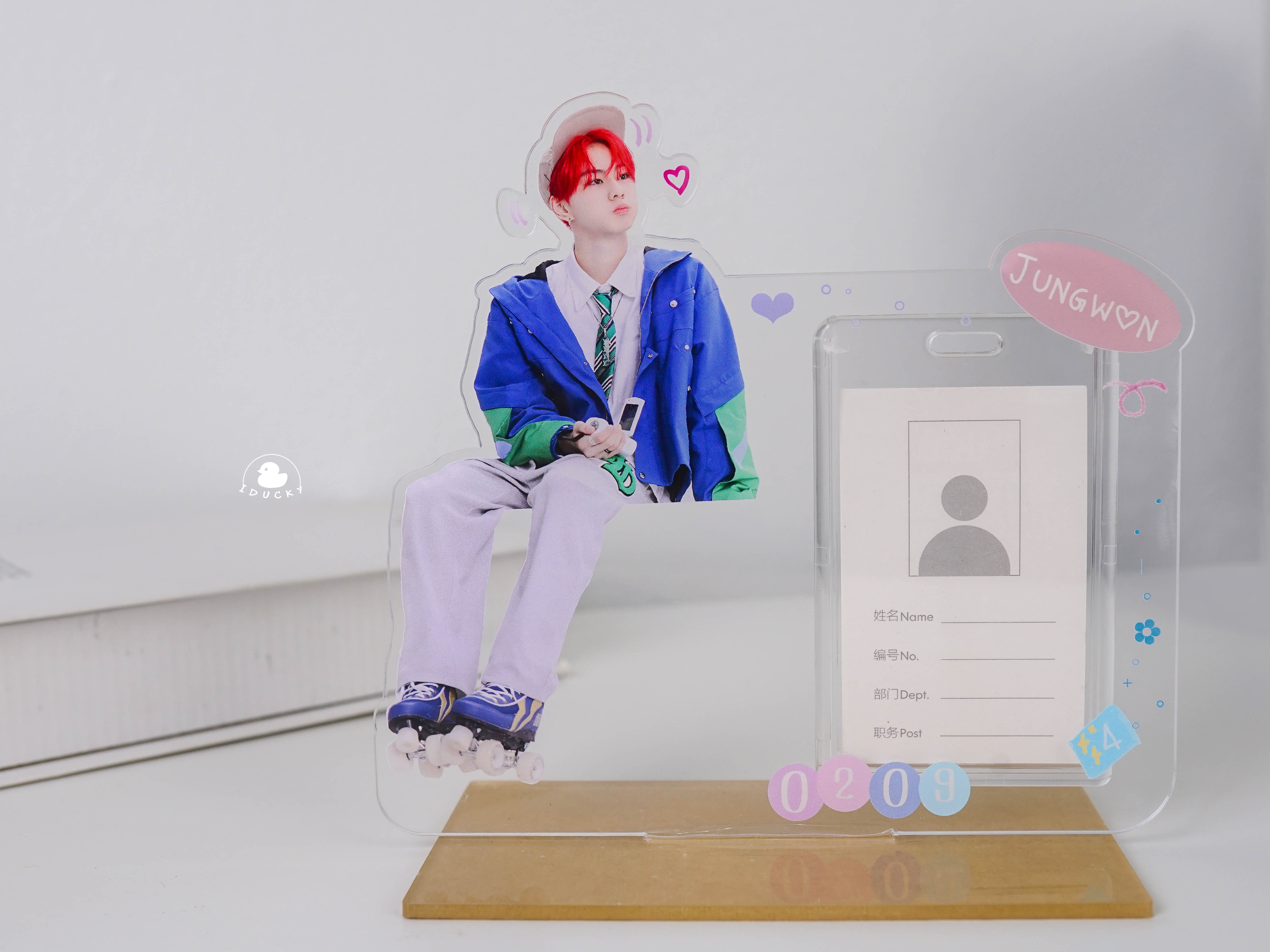 รับผลิตสแตนดี้เฟรมการ์ดใสออกแบบลายเองได้ ไม่มีขั้นต่ำในการผลิต