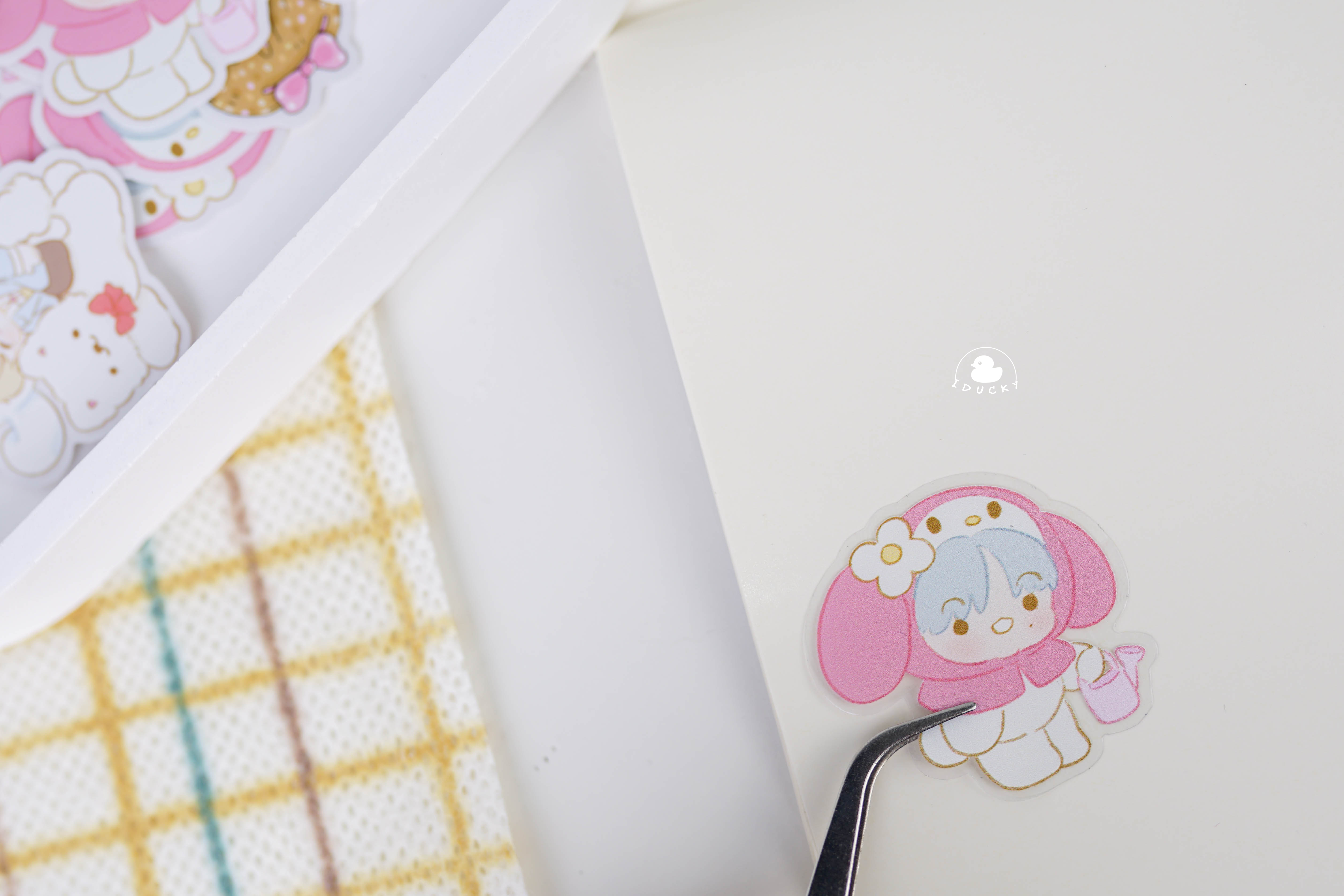 ร้านรับผลิตสติ๊กเกอร์เนื้อใส รองขาว รับทำสติ๊กเกอร์ใส แผ่นรองกระดาษขาว