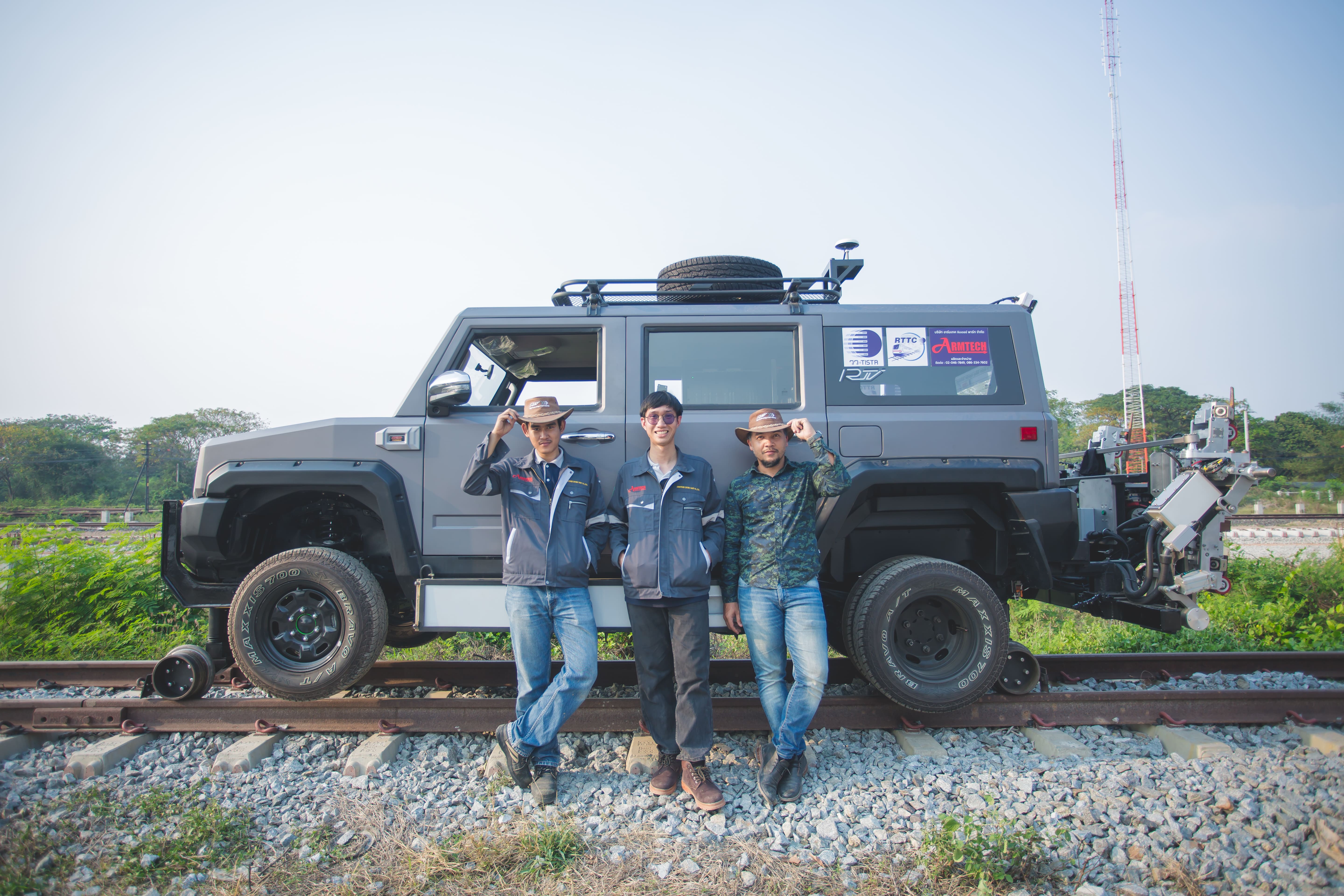 Running the test!!! The rail inspection vehicle (Hirail) - armtech
