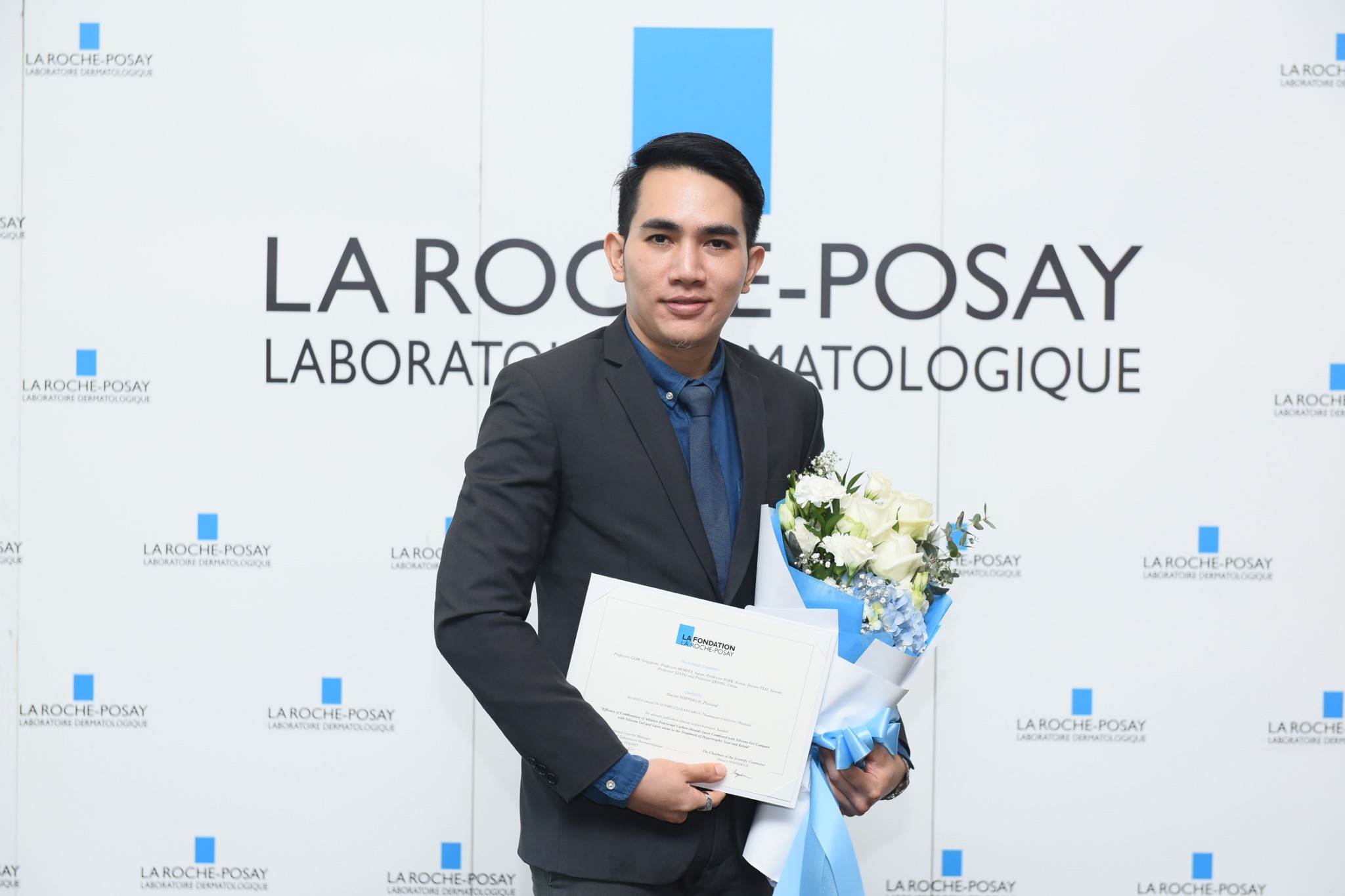 หมอได้รับเกียรติได้รับรางวัลโล่เชิดชูเกียรติผู้สร้างชื่อเสียงทางด้านการวิจัย รางวัลเชิดชูเกียรติวันนักวิจัย มหาวิทยาลัยธรรมศาสตร์ ในงานวันนักวิจัย มหาวิทยาลัยธรรมศาสตร์ ประจำปี 2563-2564 THAMMASAT UNIVERSITY RESEARCHER DAYครับ หมอได้รับเกียรติได้รับรางวัลโล่เชิดชูเกียรติผู้สร้างชื่อเสียงทางด้านการวิจัย รางวัลเชิดชูเกียรติวันนักวิจัย มหาวิทยาลัยธรรมศาสตร์ ในงานวันนักวิจัย มหาวิทยาลัยธรรมศาสตร์ ประจำปี 2563-2564 THAMMASAT UNIVERSITY RESEARCHER DAYครับ