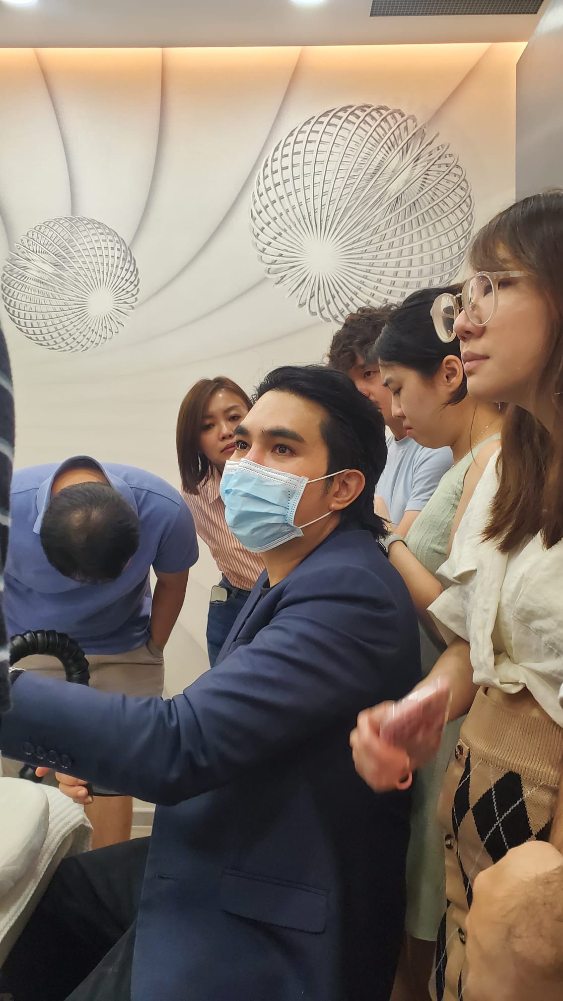 หมอรุจ ผศ. นพ. ศุภะรุจ เลื่องอรุณ ได้รับเกียรติรับเชิญเป็นวิทยากรแชร์เทคนิคการใช้เลเซอร์ Discovery Picosecond Laser ที่ประเทศสิงคโปร์ครับ หมอรุจ ผศ. นพ. ศุภะรุจ เลื่องอรุณ ได้รับเกียรติรับเชิญเป็นวิทยากรแชร์เทคนิคการใช้เลเซอร์ Discovery Picosecond Laser ที่ประเทศสิงคโปร์ครับ