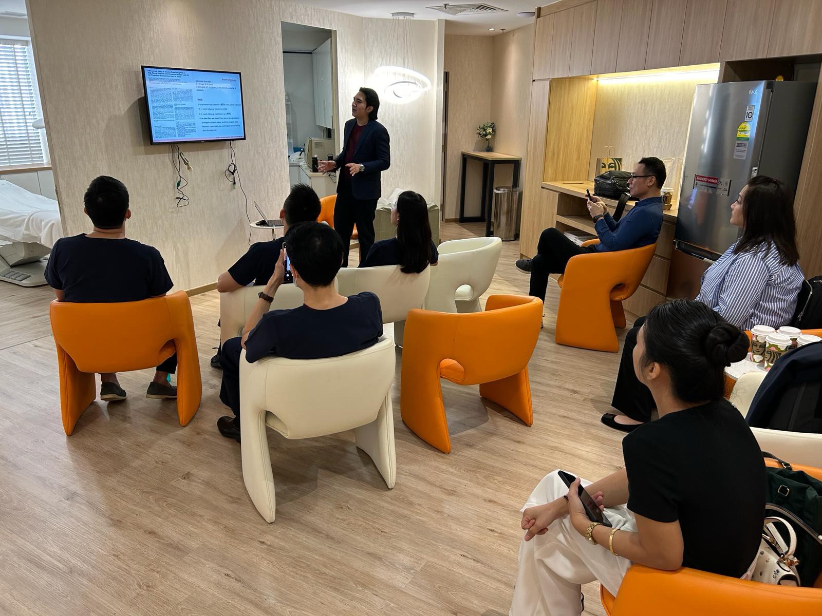 หมอรุจ ผศ. นพ. ศุภะรุจ เลื่องอรุณ ได้รับเกียรติรับเชิญเป็นวิทยากรแชร์เทคนิคการใช้เลเซอร์ Discovery Picosecond Laser ที่ประเทศสิงคโปร์ครับ หมอรุจ ผศ. นพ. ศุภะรุจ เลื่องอรุณ ได้รับเกียรติรับเชิญเป็นวิทยากรแชร์เทคนิคการใช้เลเซอร์ Discovery Picosecond Laser ที่ประเทศสิงคโปร์ครับ