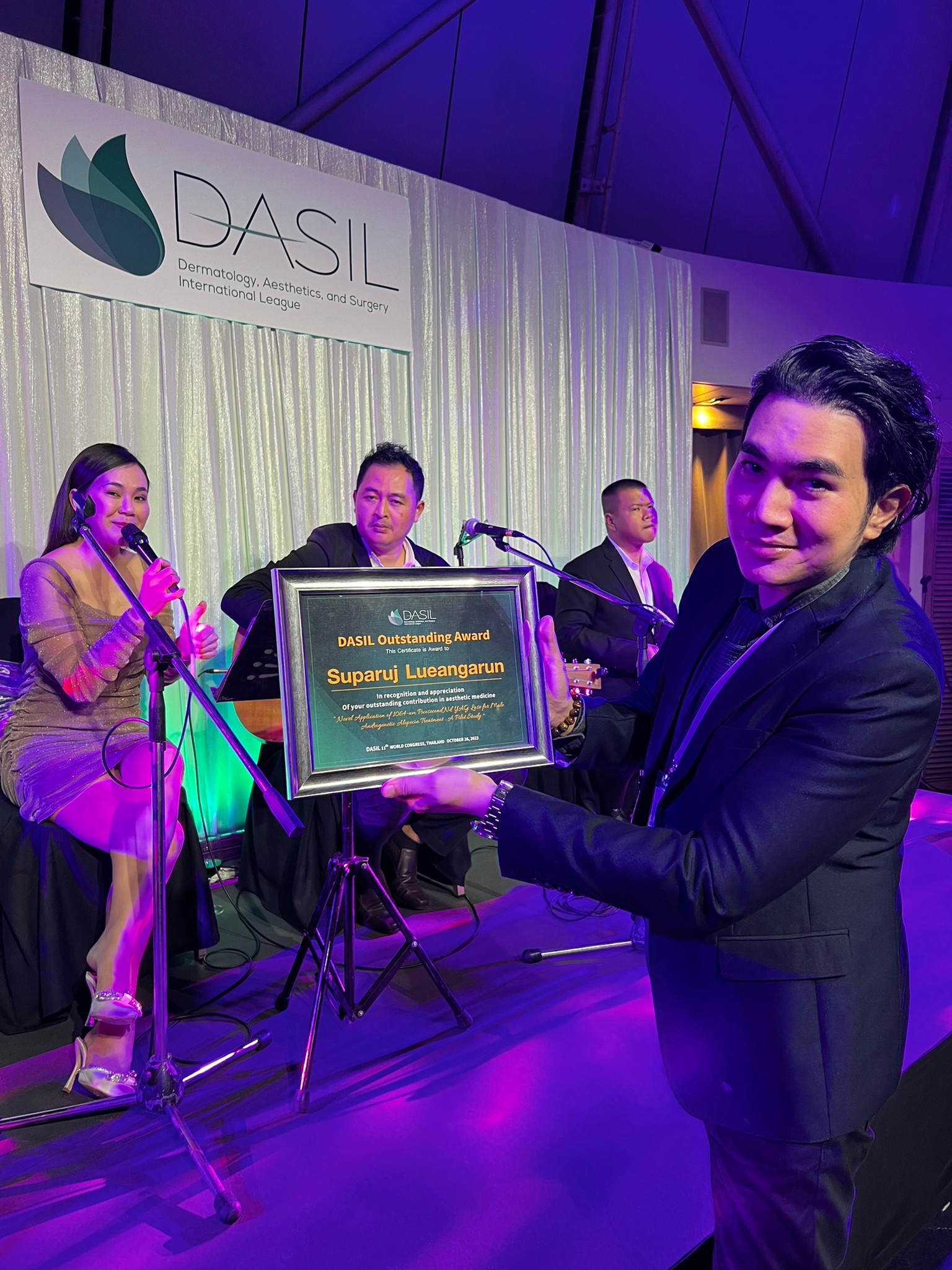 ผศ.นพ. ศุภะรุจ เลื่องอรุณ (หมอรุจ) ได้รับรางวัล DASIL Outstanding Award และ ได้รับเกียรติรับเชิญเป็นวิทยากร ในการประชุมแพทย์ผิวหนังระดับนานาชาติ DASIL 2023 Bangkok (Dermatology, Aesthetics, and Surgery International League) ผศ.นพ. ศุภะรุจ เลื่องอรุณ (หมอรุจ) ได้รับรางวัล DASIL Outstanding Award และ ได้รับเกียรติรับเชิญเป็นวิทยากร ในการประชุมแพทย์ผิวหนังระดับนานาชาติ DASIL 2023 Bangkok (Dermatology, Aesthetics, and Surgery International League)