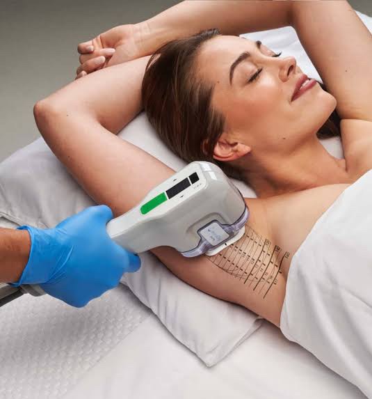 แนะนำเทคนิคดูแลโรคผิวหนัง: ภาวะเหงื่อออกมาก (Hyperhidrosis) คืออะไร & ดูแลได้อย่างไร? แนะนำเทคนิคดูแลโรคผิวหนัง: ภาวะเหงื่อออกมาก (Hyperhidrosis) คืออะไร & ดูแลได้อย่างไร?