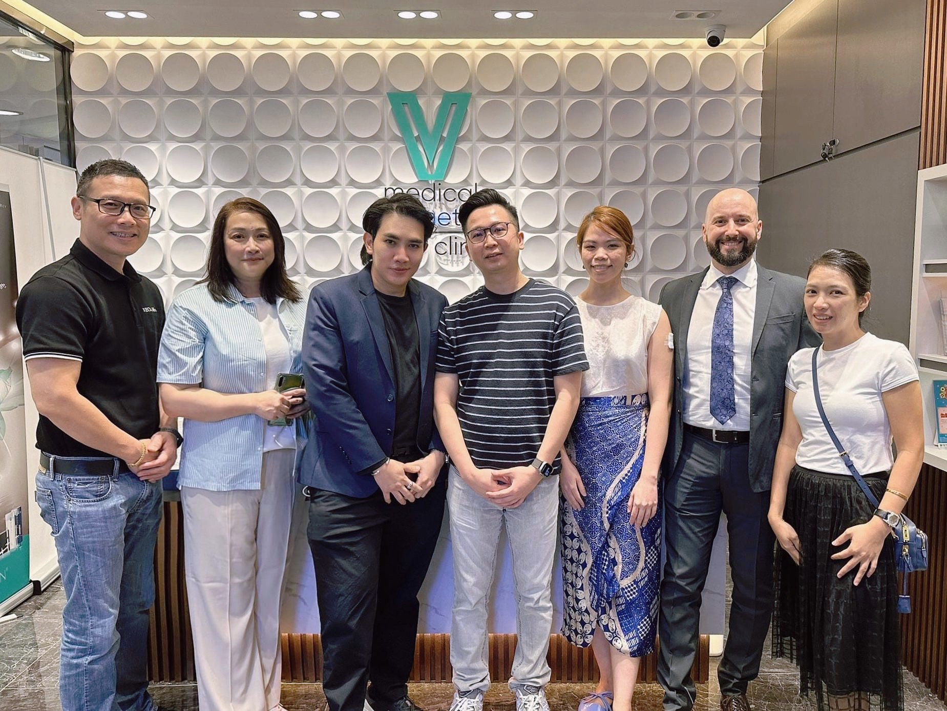 หมอรุจ ผศ. นพ. ศุภะรุจ เลื่องอรุณ ได้รับเกียรติรับเชิญเป็นวิทยากรแชร์เทคนิคการใช้เลเซอร์ Discovery Picosecond Laser ที่ประเทศสิงคโปร์ครับ หมอรุจ ผศ. นพ. ศุภะรุจ เลื่องอรุณ ได้รับเกียรติรับเชิญเป็นวิทยากรแชร์เทคนิคการใช้เลเซอร์ Discovery Picosecond Laser ที่ประเทศสิงคโปร์ครับ