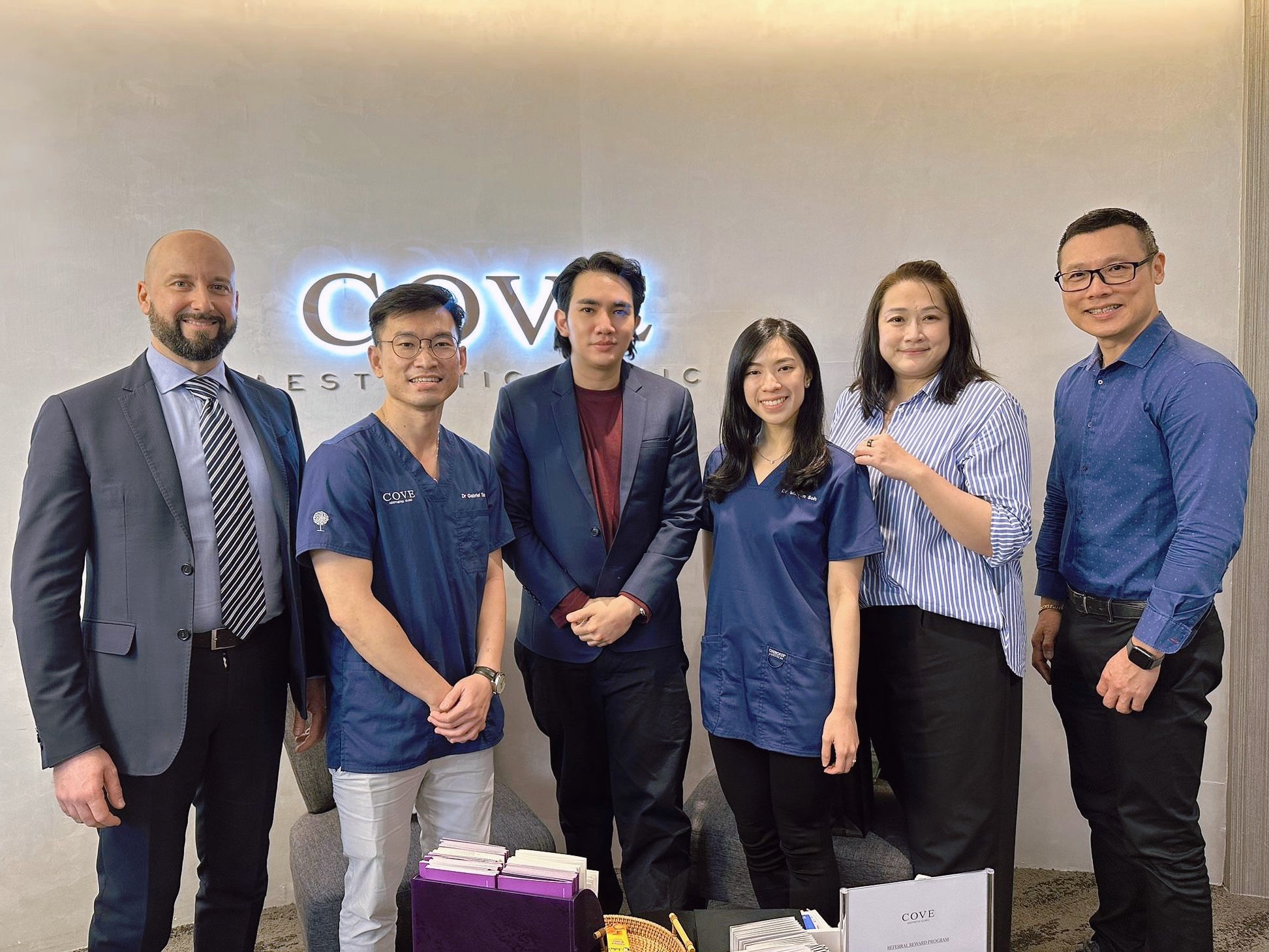 หมอรุจ ผศ. นพ. ศุภะรุจ เลื่องอรุณ ได้รับเกียรติรับเชิญเป็นวิทยากรแชร์เทคนิคการใช้เลเซอร์ Discovery Picosecond Laser ที่ประเทศสิงคโปร์ครับ หมอรุจ ผศ. นพ. ศุภะรุจ เลื่องอรุณ ได้รับเกียรติรับเชิญเป็นวิทยากรแชร์เทคนิคการใช้เลเซอร์ Discovery Picosecond Laser ที่ประเทศสิงคโปร์ครับ