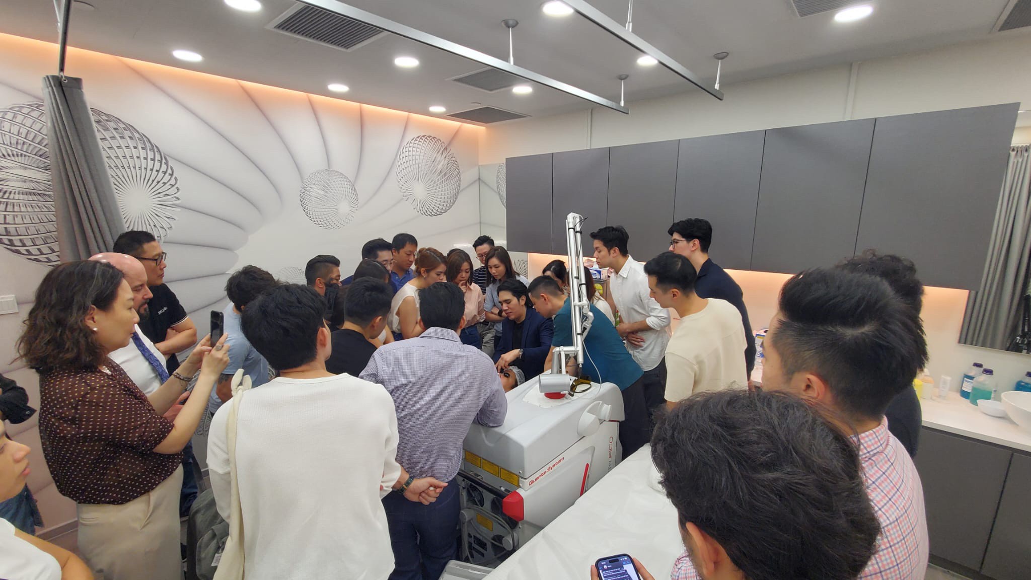 หมอรุจ ผศ. นพ. ศุภะรุจ เลื่องอรุณ ได้รับเกียรติรับเชิญเป็นวิทยากรแชร์เทคนิคการใช้เลเซอร์ Discovery Picosecond Laser ที่ประเทศสิงคโปร์ครับ หมอรุจ ผศ. นพ. ศุภะรุจ เลื่องอรุณ ได้รับเกียรติรับเชิญเป็นวิทยากรแชร์เทคนิคการใช้เลเซอร์ Discovery Picosecond Laser ที่ประเทศสิงคโปร์ครับ