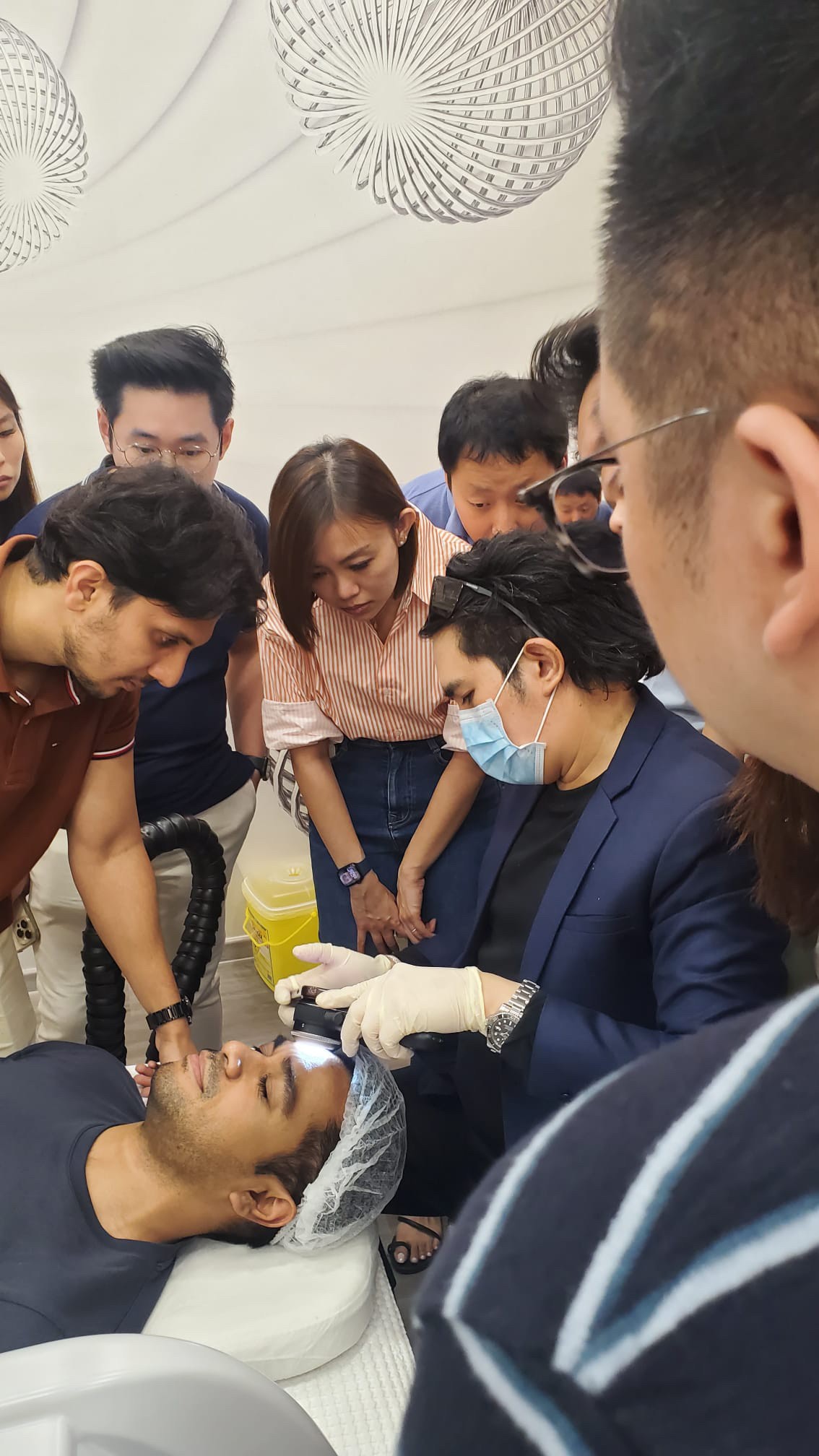 หมอรุจ ผศ. นพ. ศุภะรุจ เลื่องอรุณ ได้รับเกียรติรับเชิญเป็นวิทยากรแชร์เทคนิคการใช้เลเซอร์ Discovery Picosecond Laser ที่ประเทศสิงคโปร์ครับ หมอรุจ ผศ. นพ. ศุภะรุจ เลื่องอรุณ ได้รับเกียรติรับเชิญเป็นวิทยากรแชร์เทคนิคการใช้เลเซอร์ Discovery Picosecond Laser ที่ประเทศสิงคโปร์ครับ