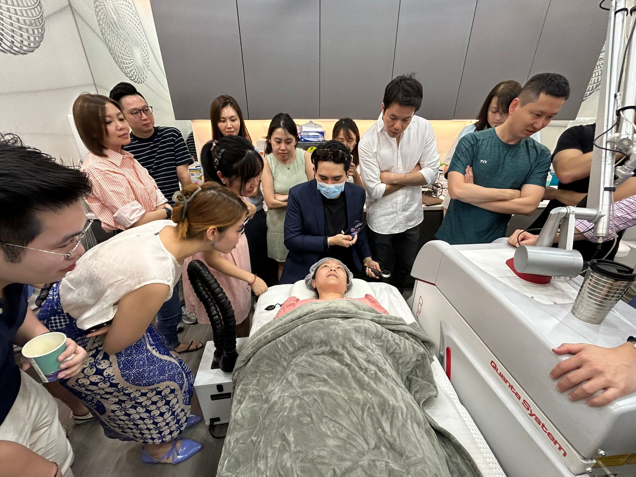 หมอรุจ ผศ. นพ. ศุภะรุจ เลื่องอรุณ ได้รับเกียรติรับเชิญเป็นวิทยากรแชร์เทคนิคการใช้เลเซอร์ Discovery Picosecond Laser ที่ประเทศสิงคโปร์ครับ หมอรุจ ผศ. นพ. ศุภะรุจ เลื่องอรุณ ได้รับเกียรติรับเชิญเป็นวิทยากรแชร์เทคนิคการใช้เลเซอร์ Discovery Picosecond Laser ที่ประเทศสิงคโปร์ครับ