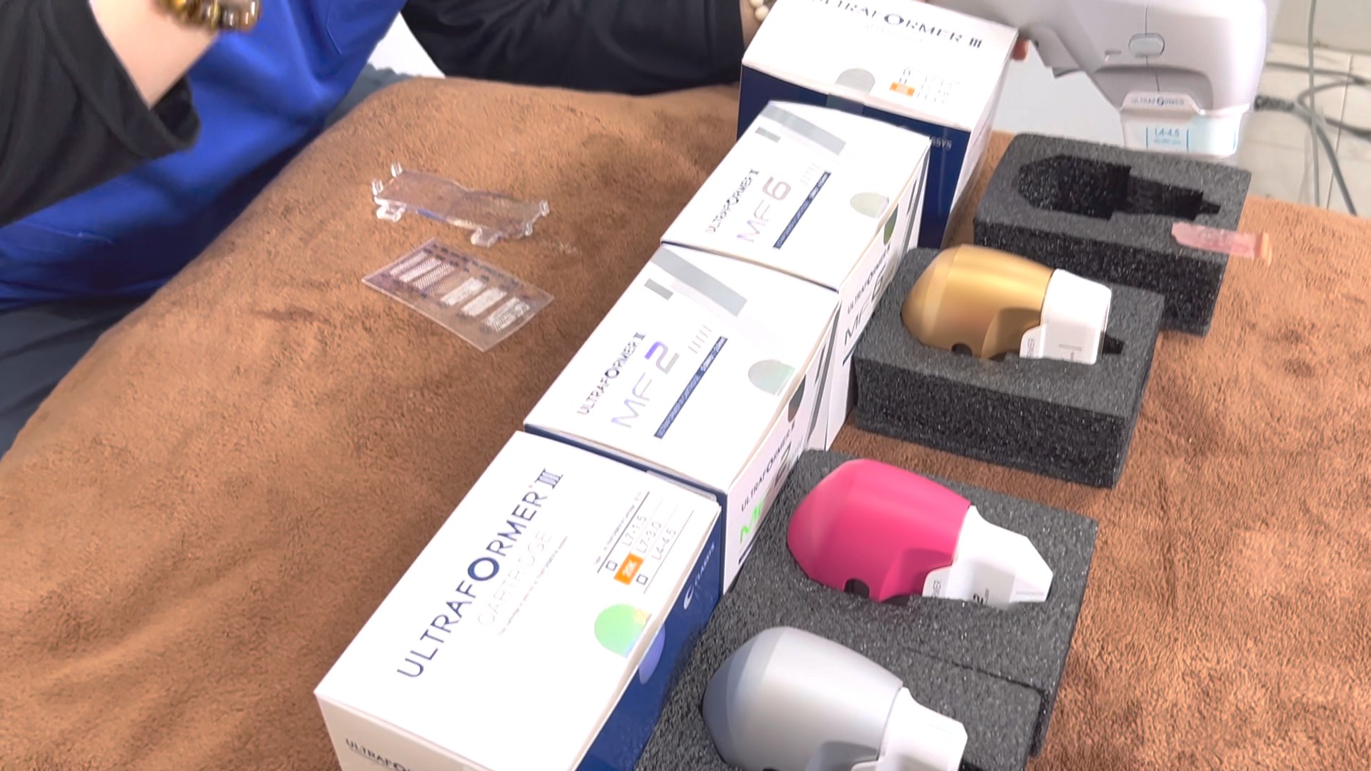 แนะนำเทคนิคยกกระชับใบหน้า: ยกกระชับใบหน้าด้วย Ultraformer III มีหัวยิงพลังกี่ชนิด & ช่วยเรื่องอะไร ? แนะนำเทคนิคยกกระชับใบหน้า: ยกกระชับใบหน้าด้วย Ultraformer III มีหัวยิงพลังกี่ชนิด & ช่วยเรื่องอะไร ?