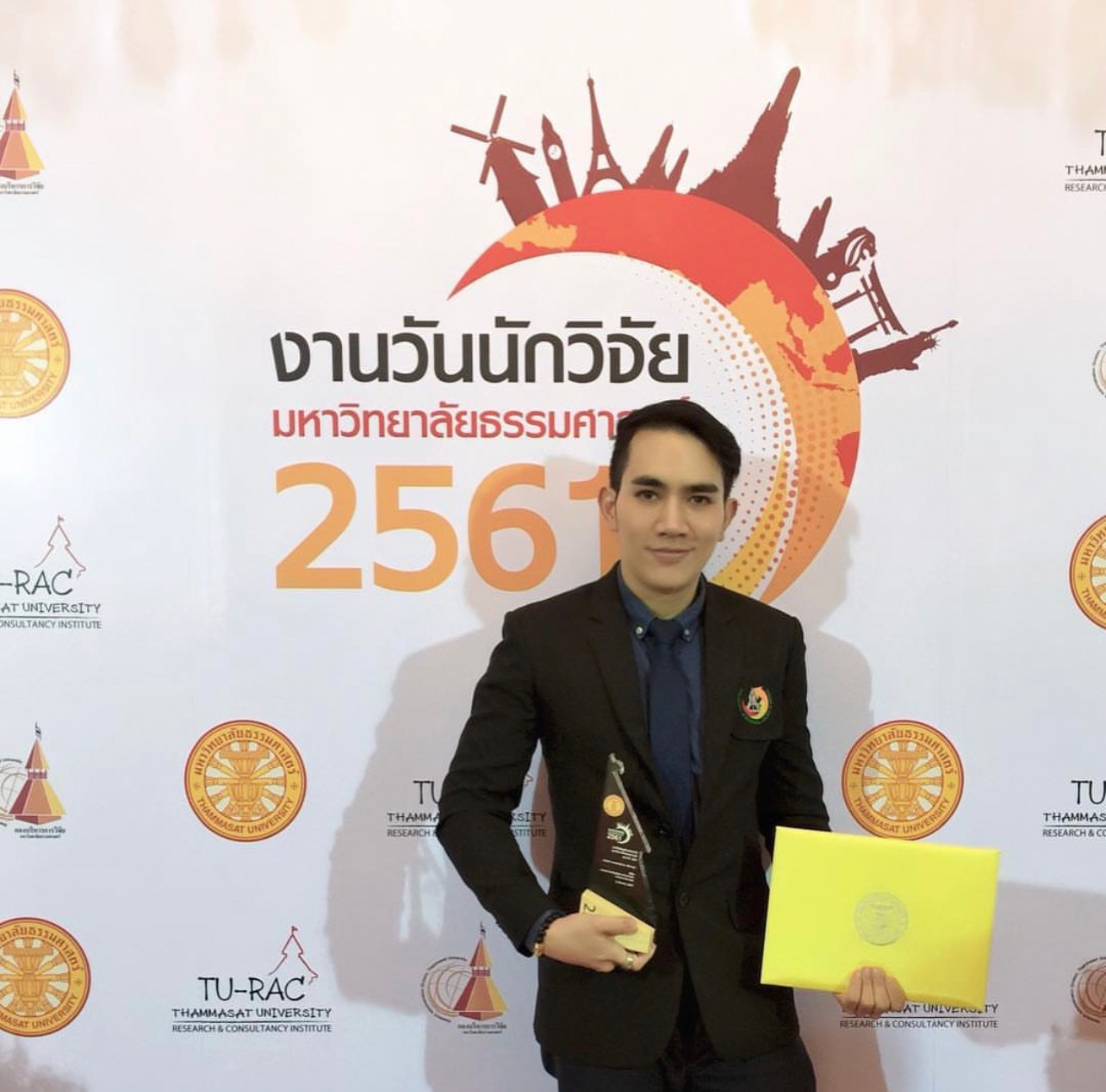 หมอได้รับเกียรติได้รับรางวัลโล่เชิดชูเกียรติผู้สร้างชื่อเสียงทางด้านการวิจัย รางวัลเชิดชูเกียรติวันนักวิจัย มหาวิทยาลัยธรรมศาสตร์ ในงานวันนักวิจัย มหาวิทยาลัยธรรมศาสตร์ ประจำปี 2563-2564 THAMMASAT UNIVERSITY RESEARCHER DAYครับ หมอได้รับเกียรติได้รับรางวัลโล่เชิดชูเกียรติผู้สร้างชื่อเสียงทางด้านการวิจัย รางวัลเชิดชูเกียรติวันนักวิจัย มหาวิทยาลัยธรรมศาสตร์ ในงานวันนักวิจัย มหาวิทยาลัยธรรมศาสตร์ ประจำปี 2563-2564 THAMMASAT UNIVERSITY RESEARCHER DAYครับ